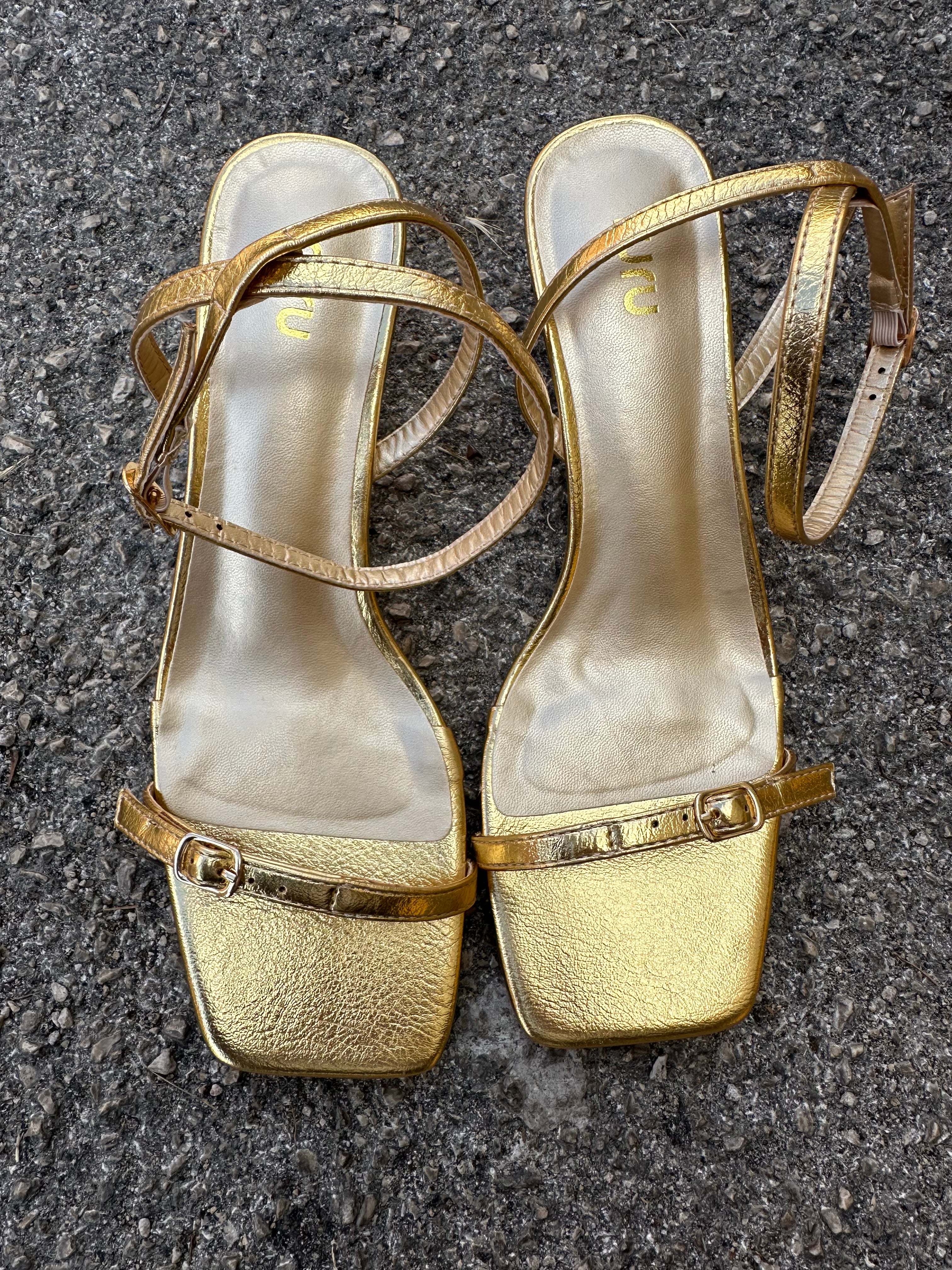 Sandale mit verstellbarem Riemen und Spitze - Gold