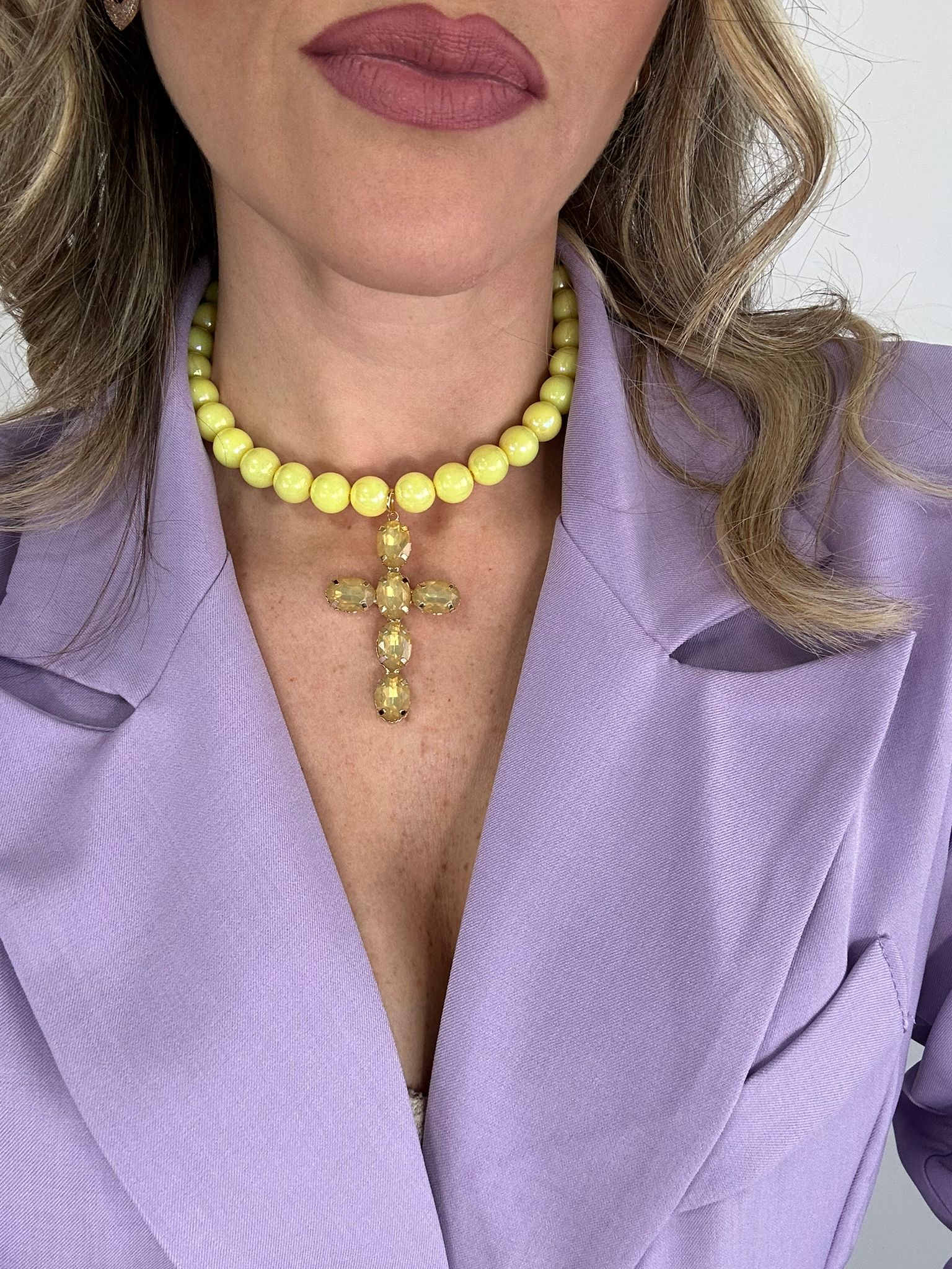 Collana girocollo perle con pendente a croce - Giallo