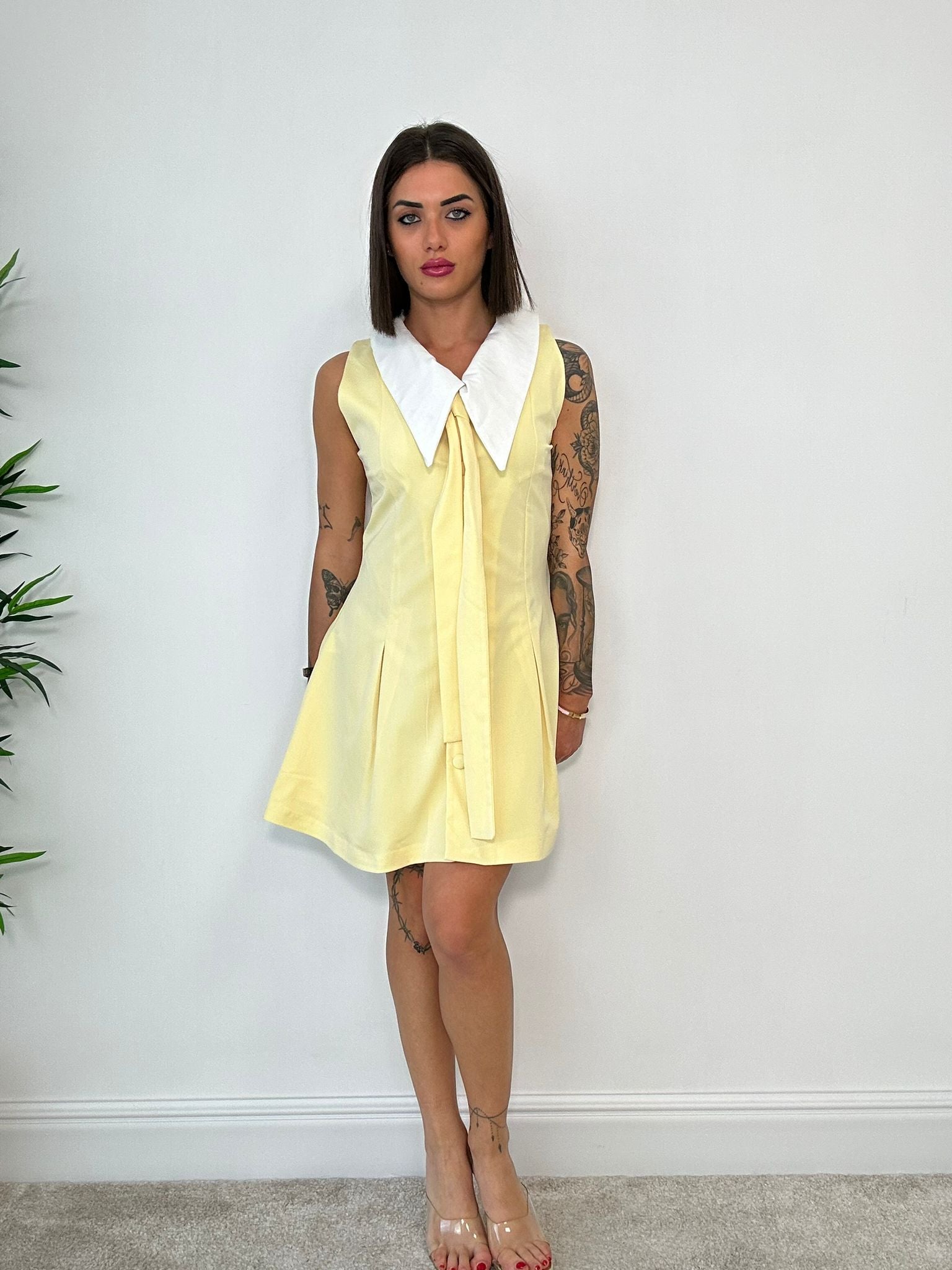 Abito collo largo con cravatta - Giallo