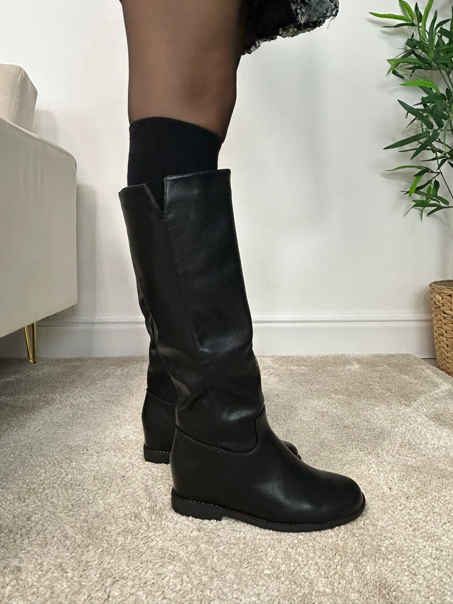 Stiefel in Lederoptik mit Innenerhöhung – Schwarz