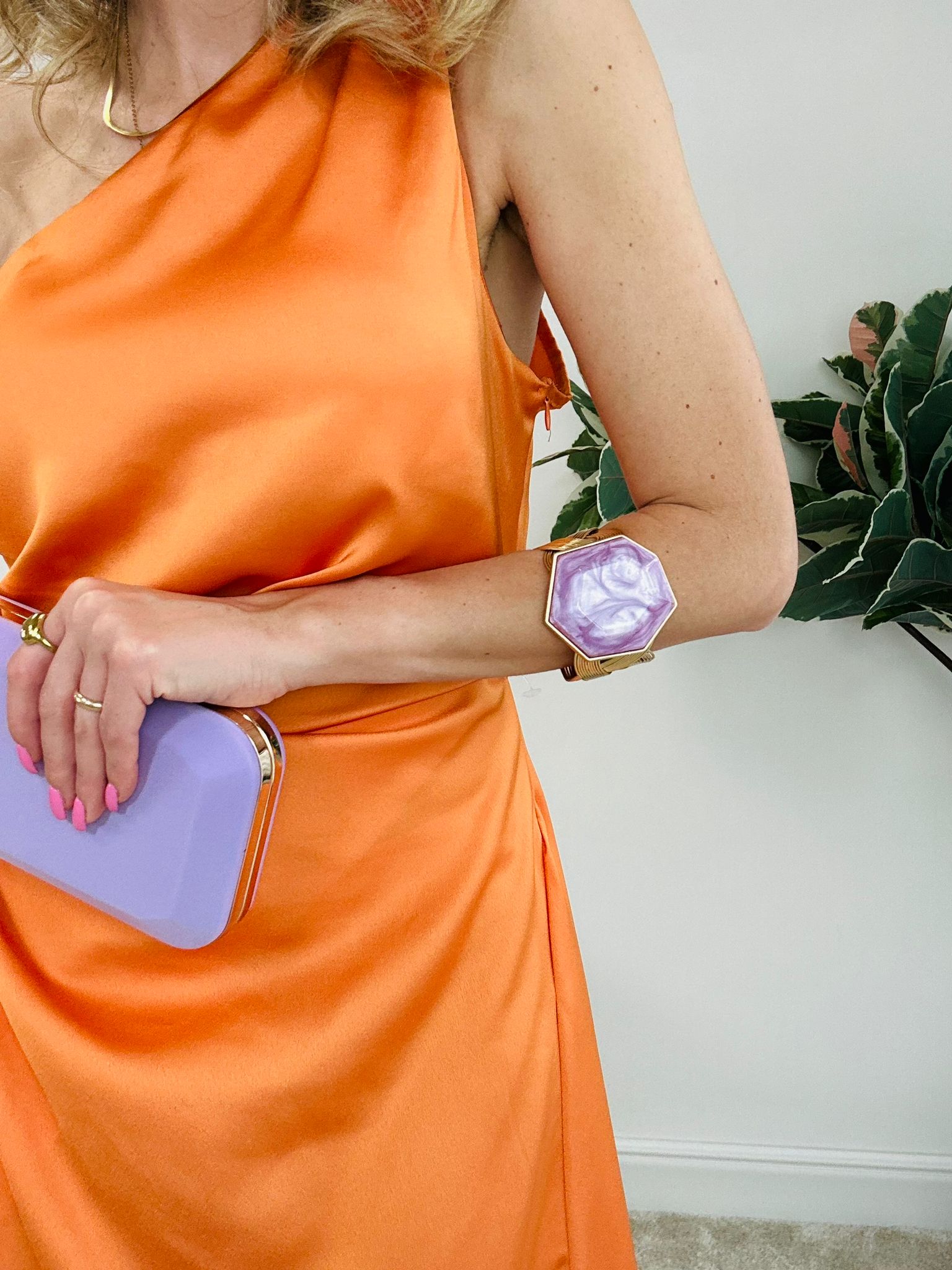 Armband mit lila sechseckigem Stein - Goldhintergrund