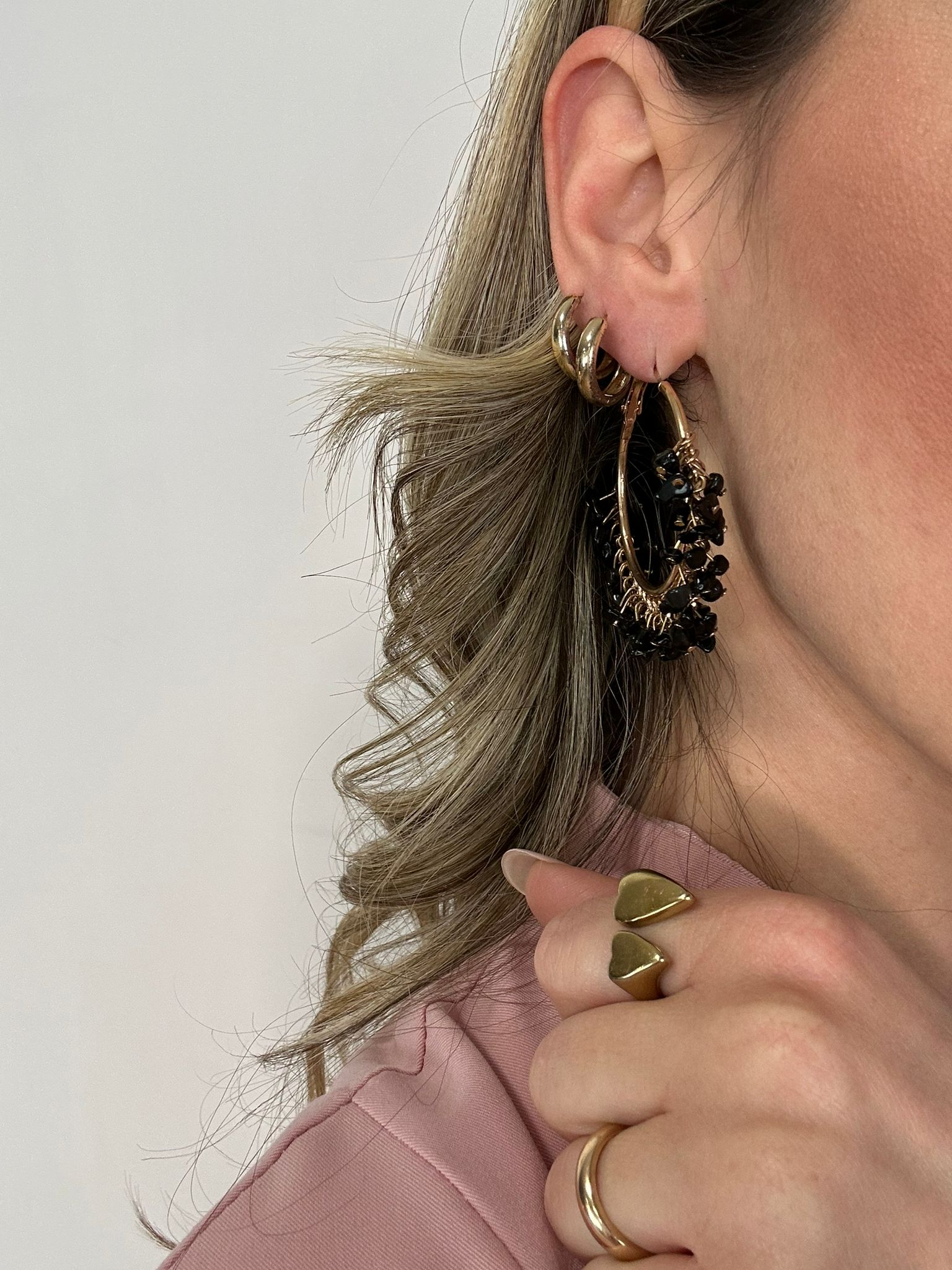 Orecchini a cerchio oro con pietre nere