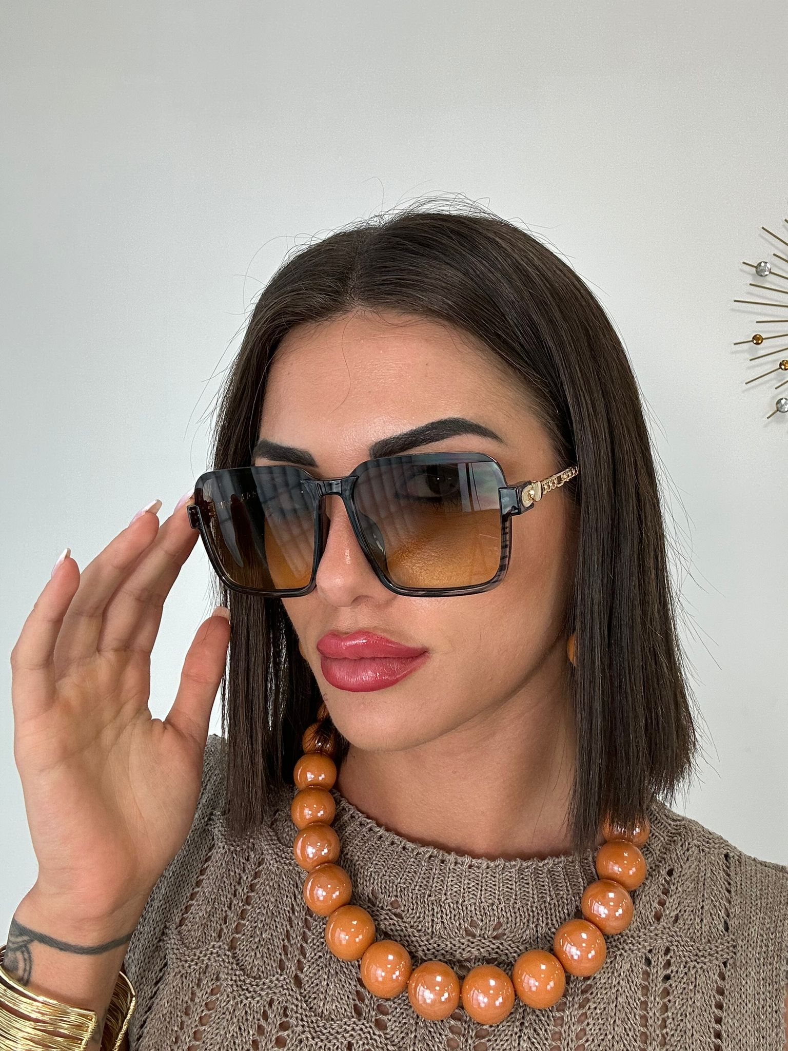 Eckige Sonnenbrille mit goldenen Details - Schwarz