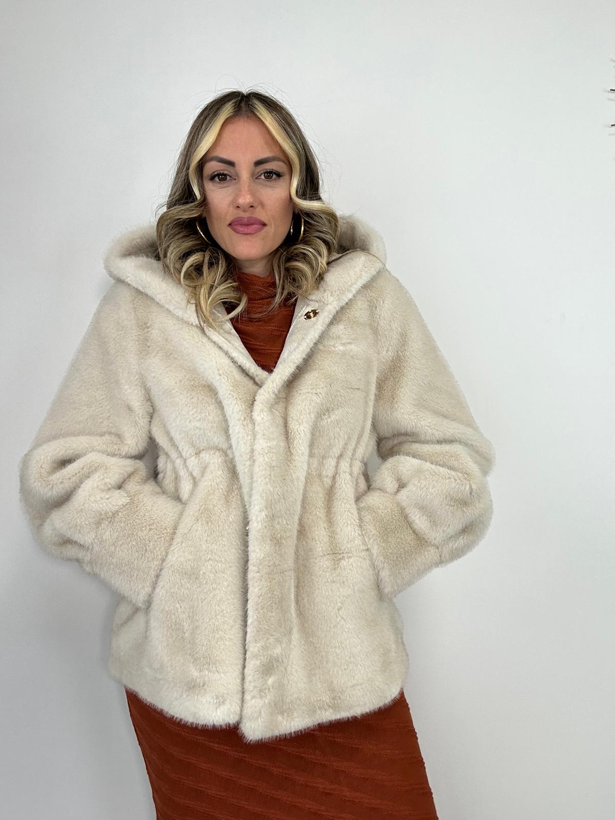 Cappotto in Eco pelliccia PJ8017 - Beige