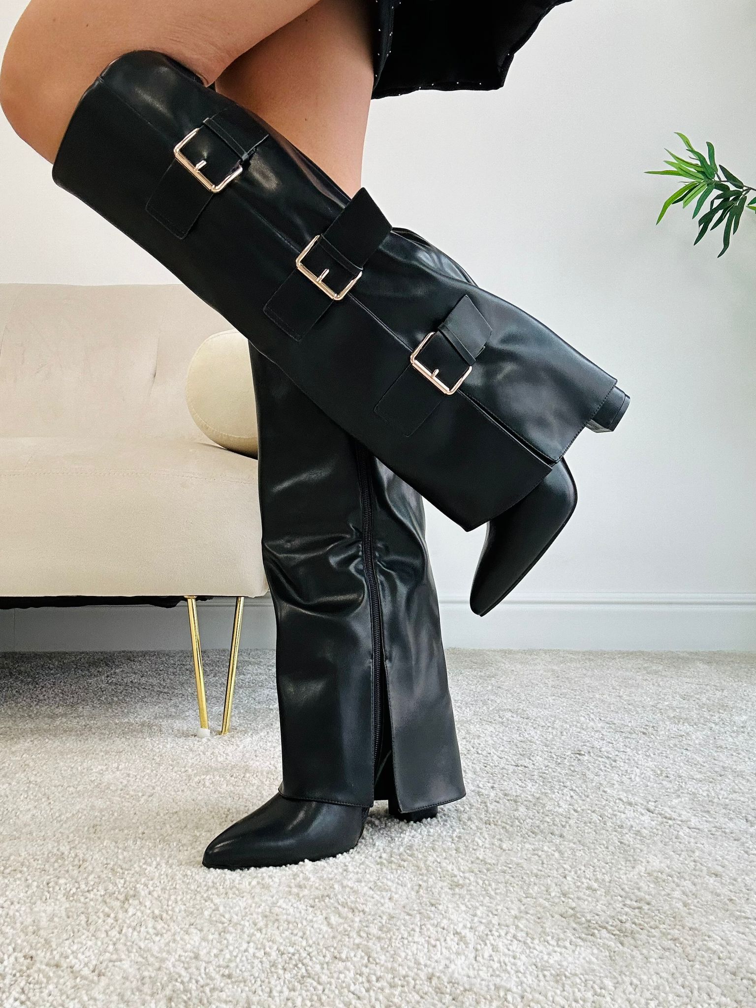Botte haute effet cuir avec boucles dorées - Noir