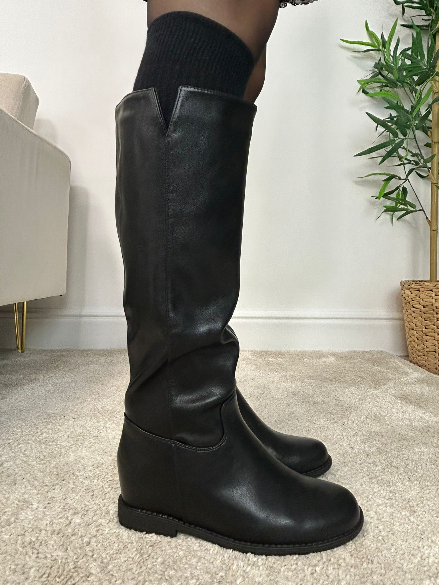 Stiefel in Lederoptik mit Innenerhöhung – Schwarz