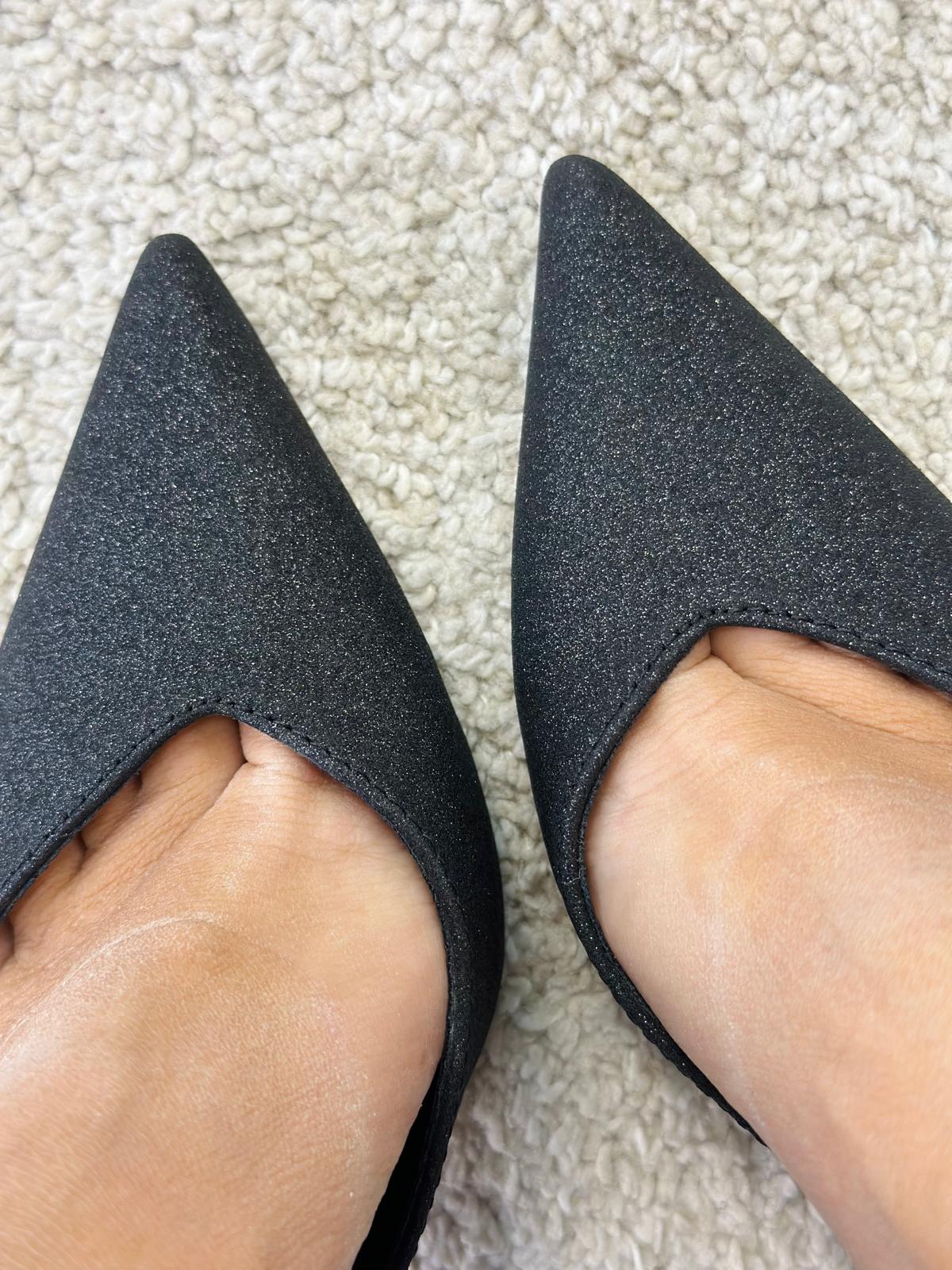 Satinpumps mit Absatz - Schwarz