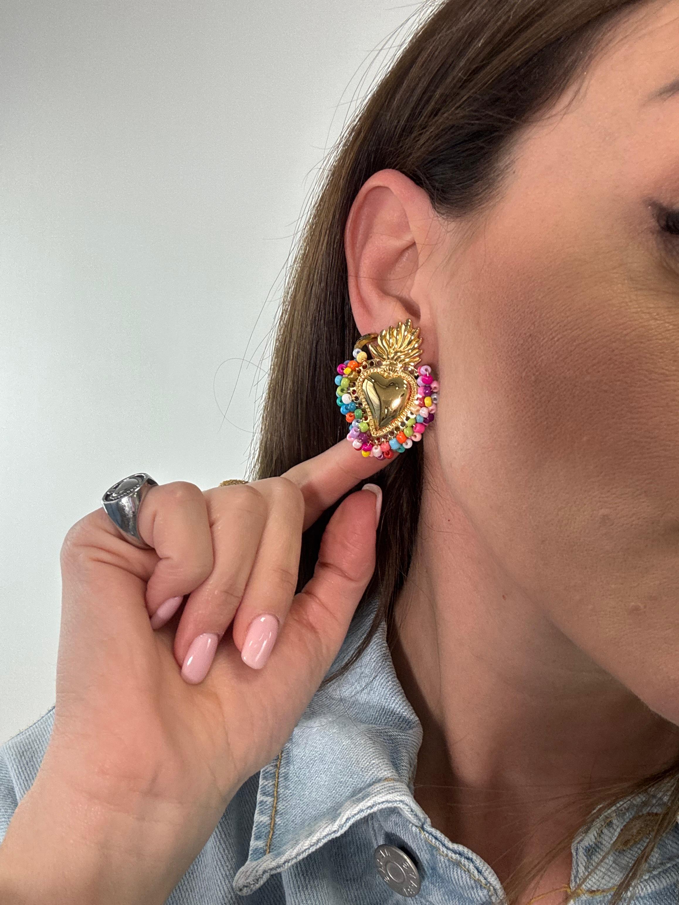 Orecchini cuore sacro con perline colorate