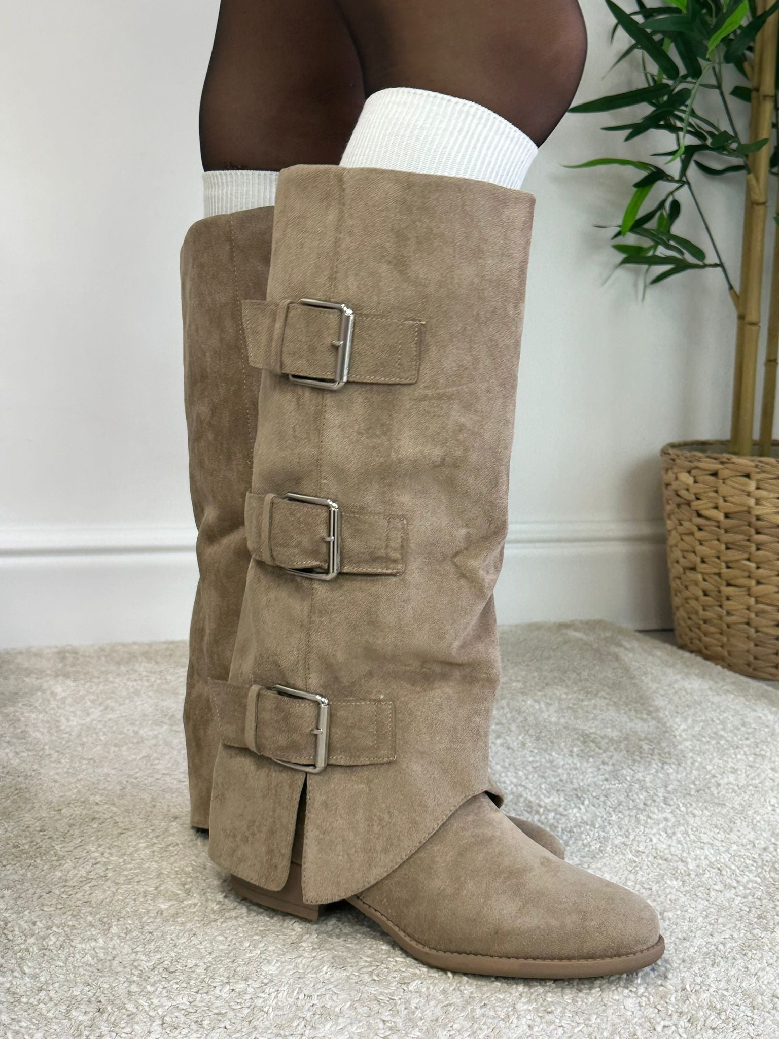 Stivale effetto camoscio tacco basso con fibbie - Khaki