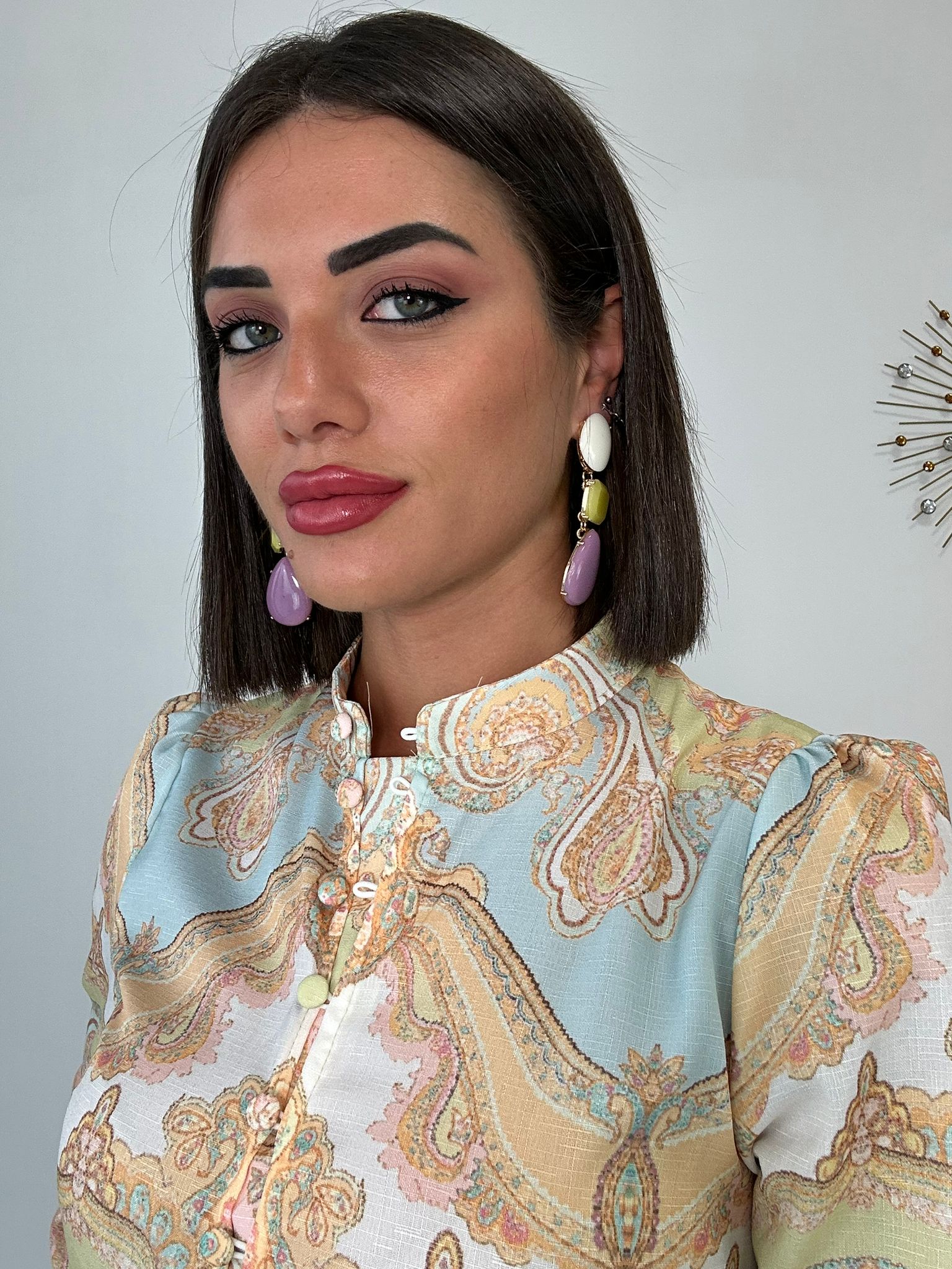 Orecchini con pietre colorate