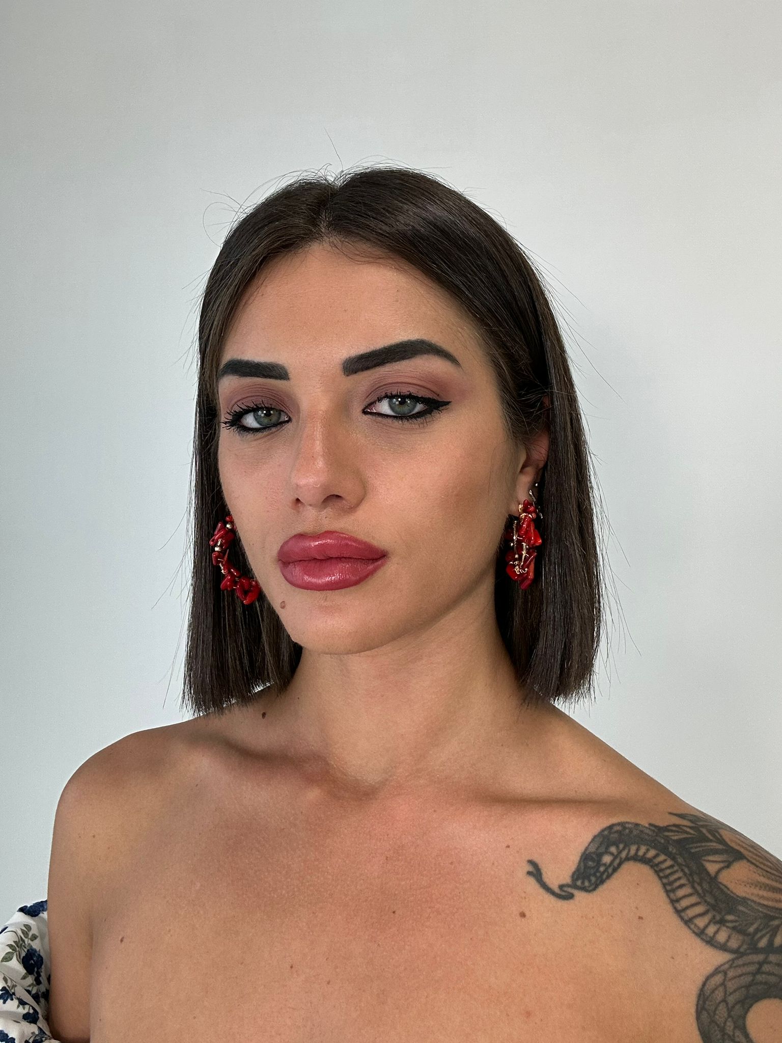 Orecchini a cerchio con pietre rosse