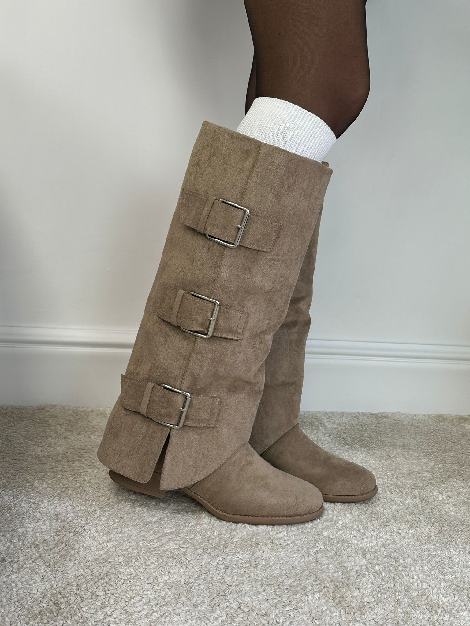 Stivale effetto camoscio tacco basso con fibbie - Khaki