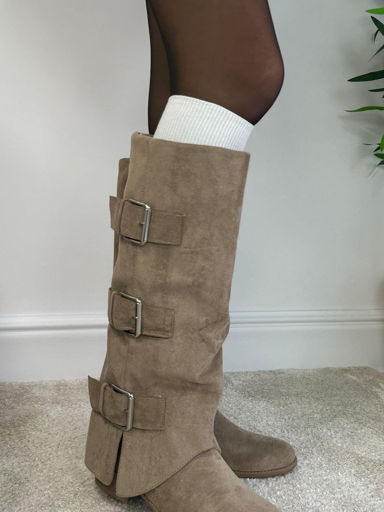 Stivale effetto camoscio tacco basso con fibbie - Khaki