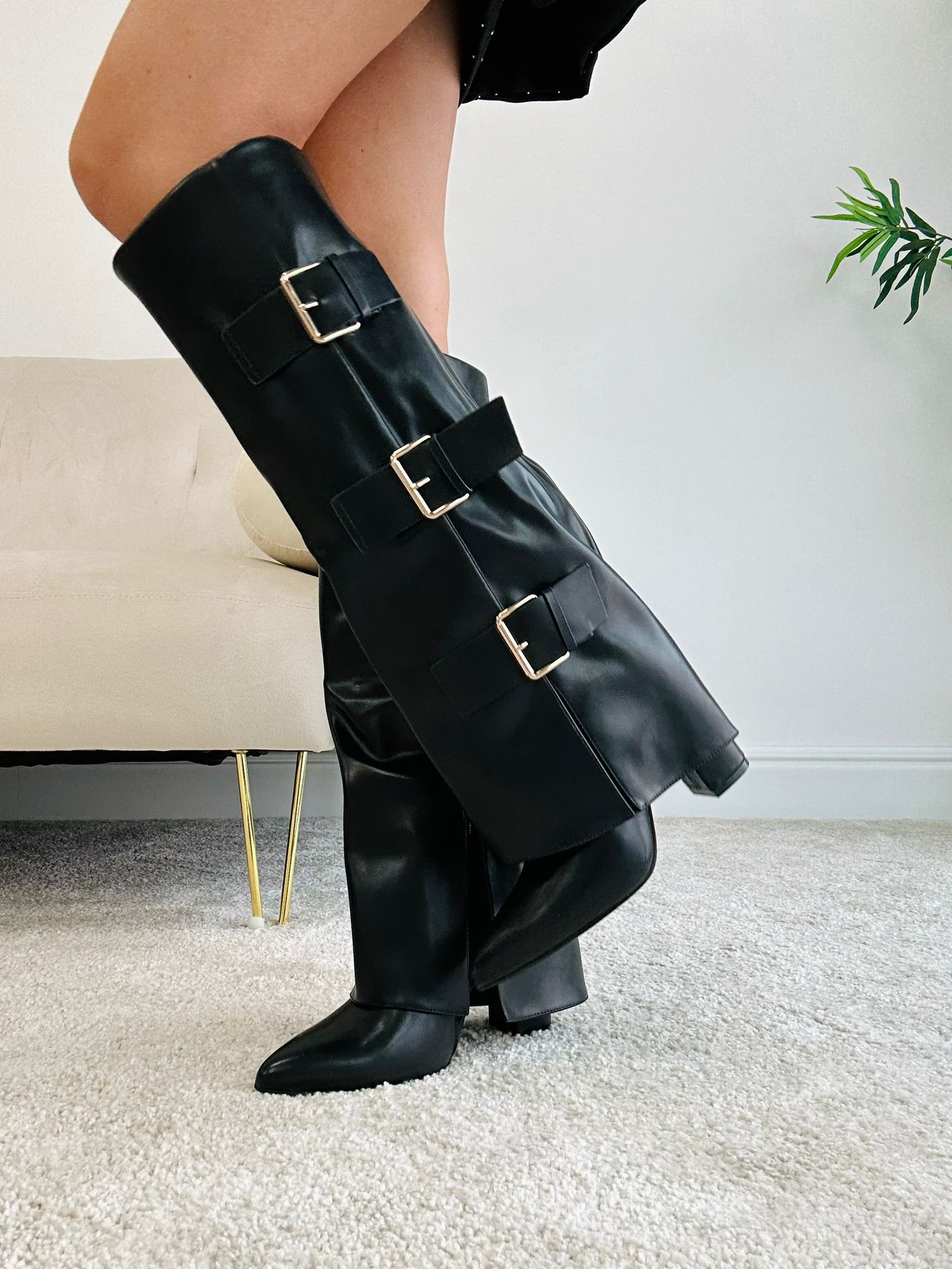 Botte haute effet cuir avec boucles dorées - Noir