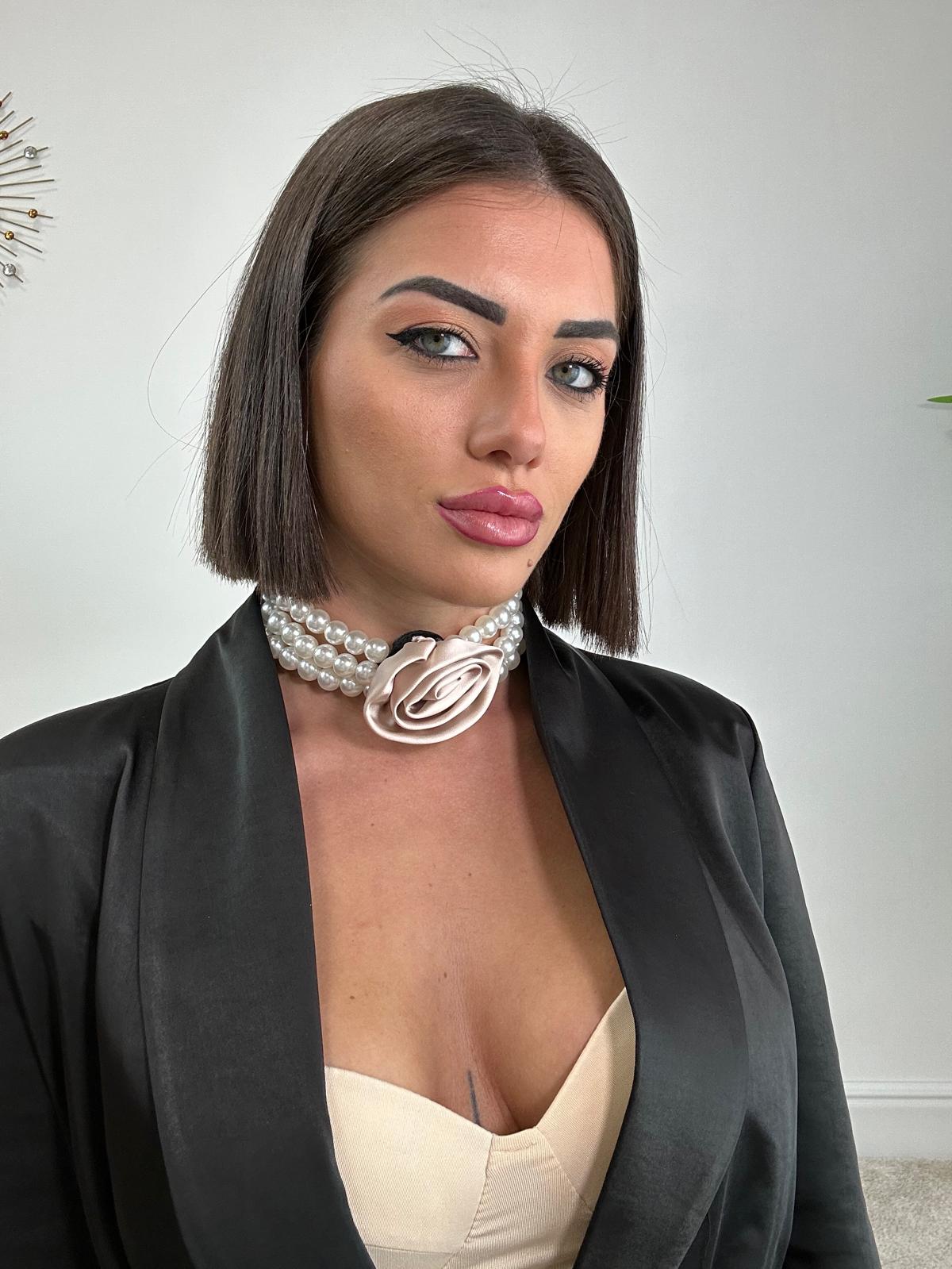 Halskette mit Perlen und Rose – Ecrù