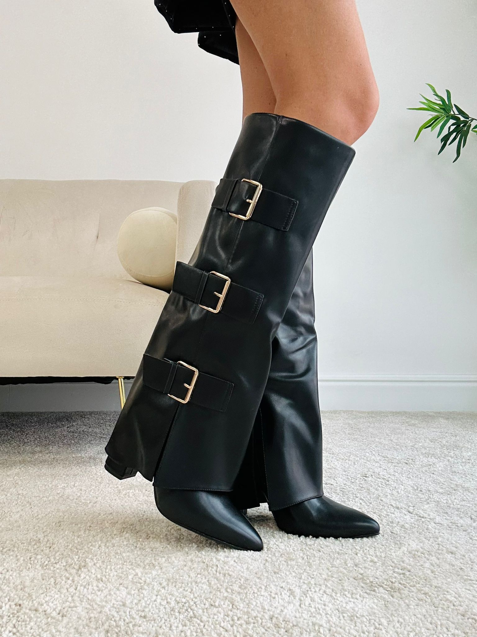 Botte haute effet cuir avec boucles dorées - Noir