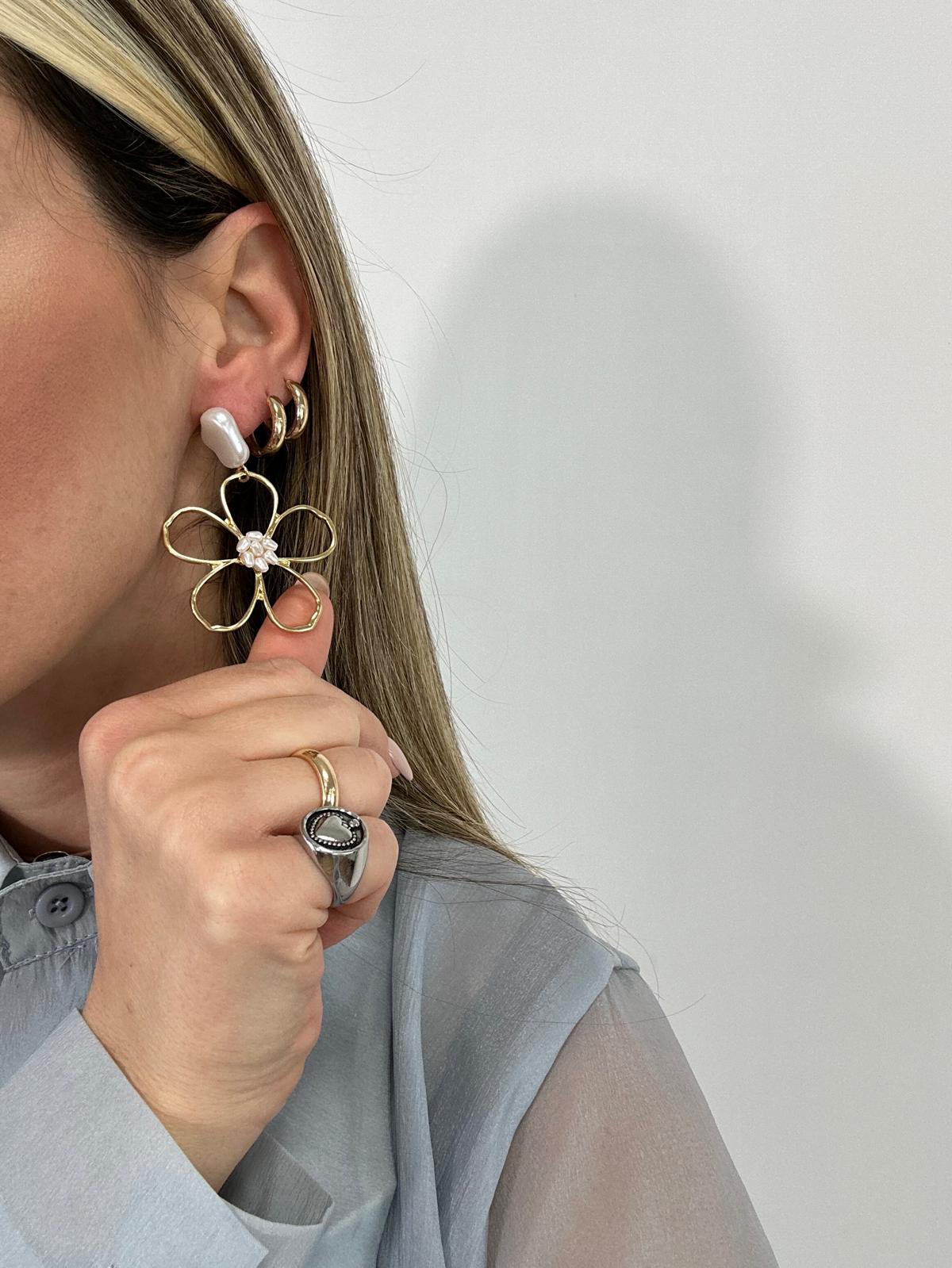 Orecchini pendenti a fiore con pietre bianche