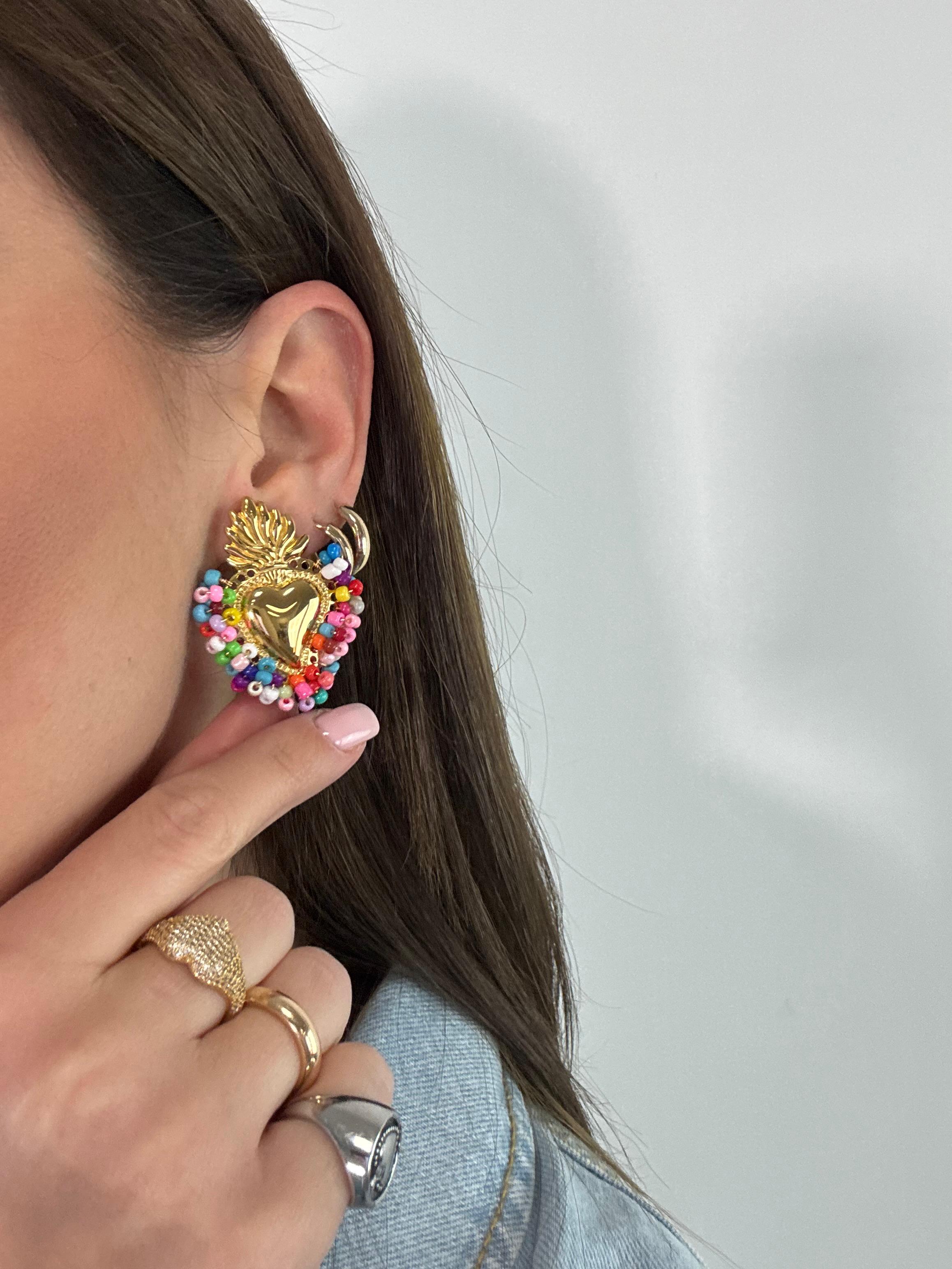 Orecchini cuore sacro con perline colorate