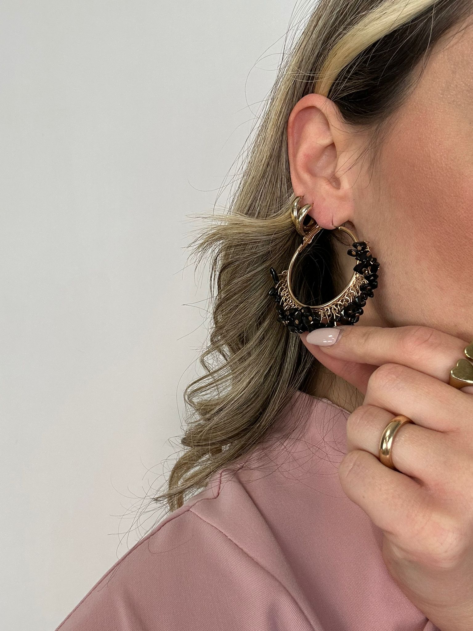 Orecchini a cerchio oro con pietre nere