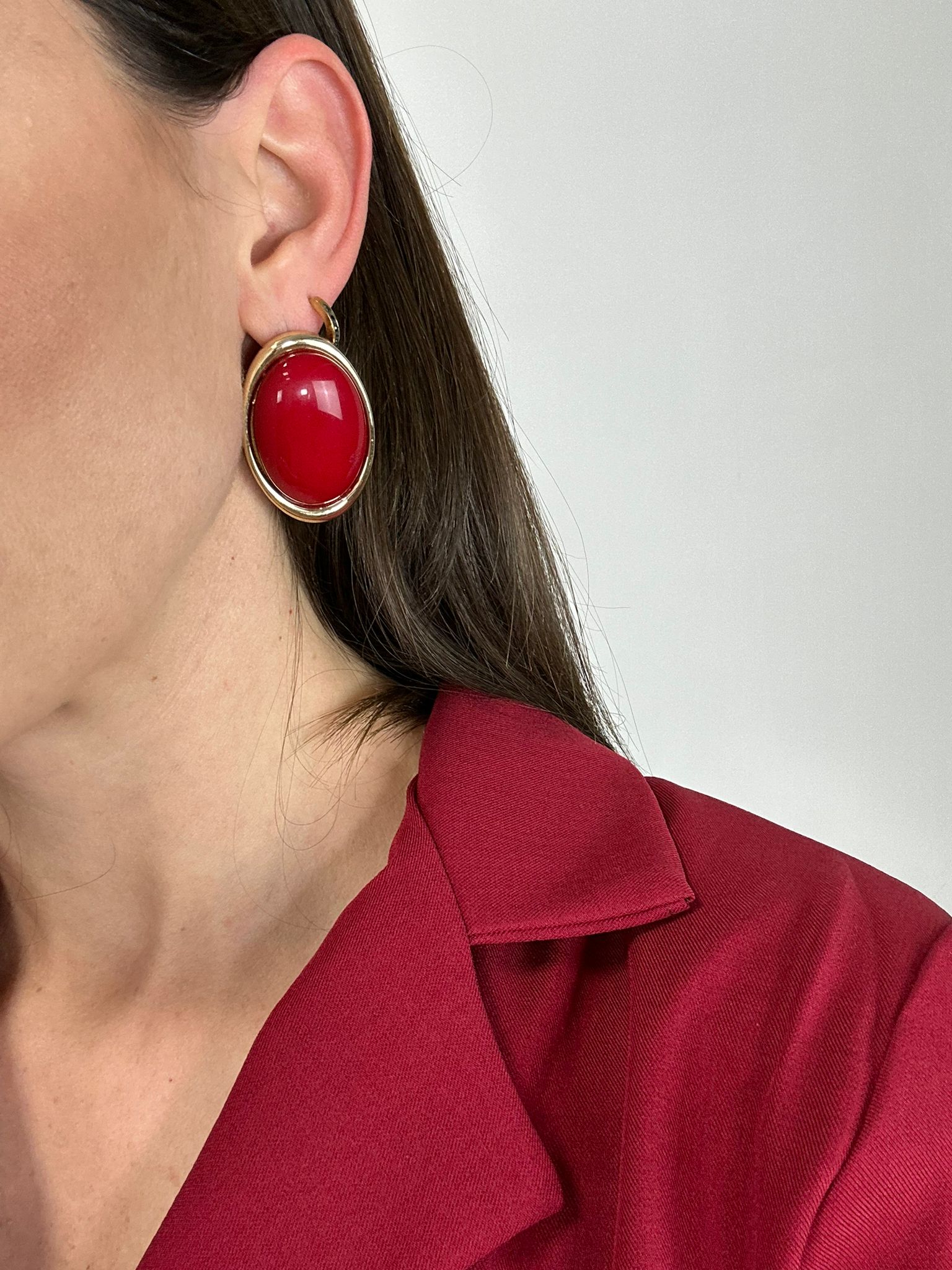 Orecchini con pietra rossa