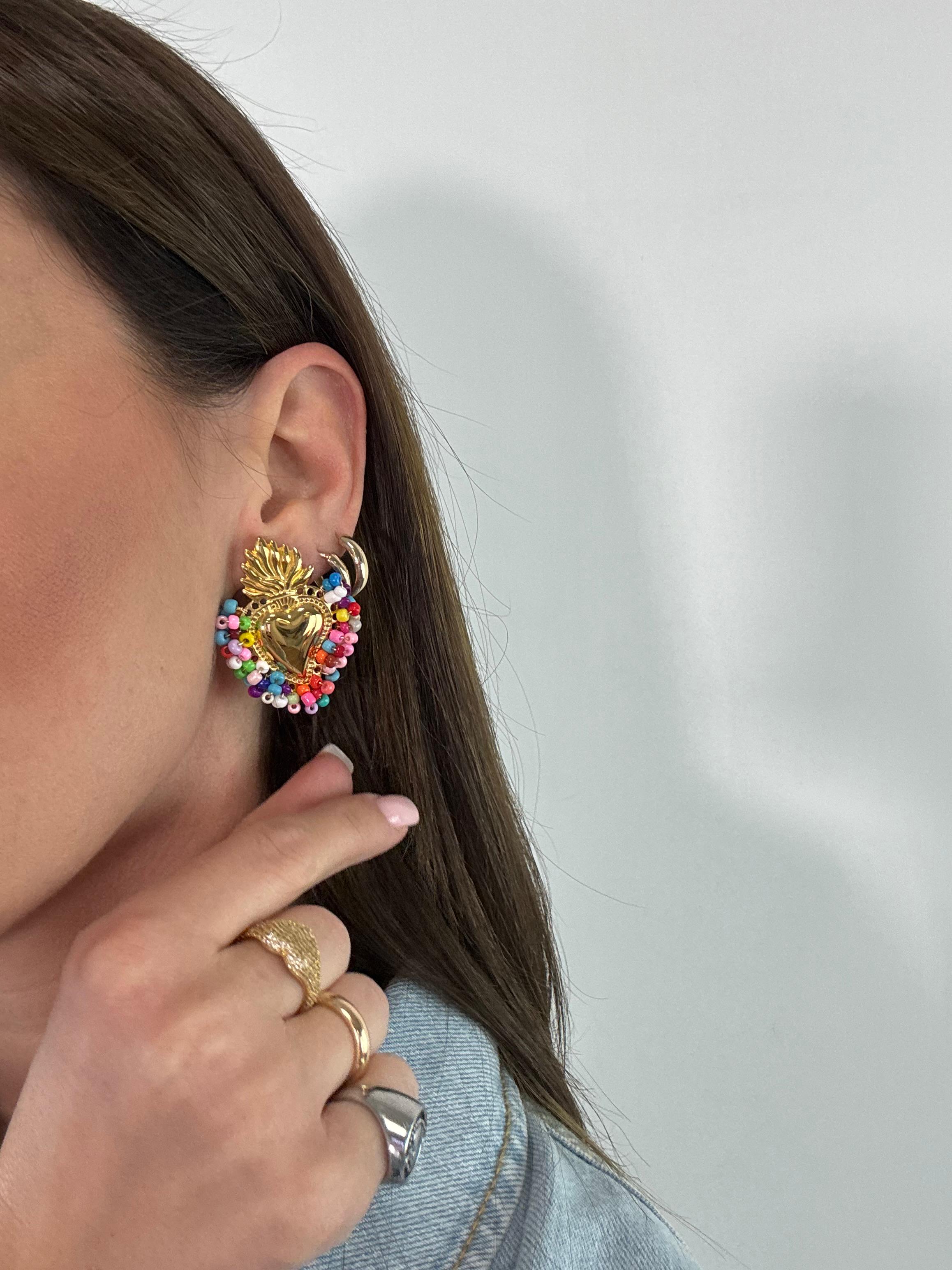 Orecchini cuore sacro con perline colorate