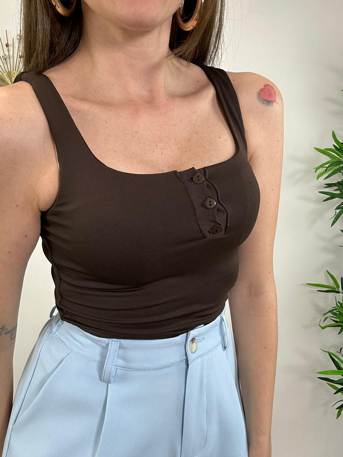 Top con bottoncini 12661 - Marrone