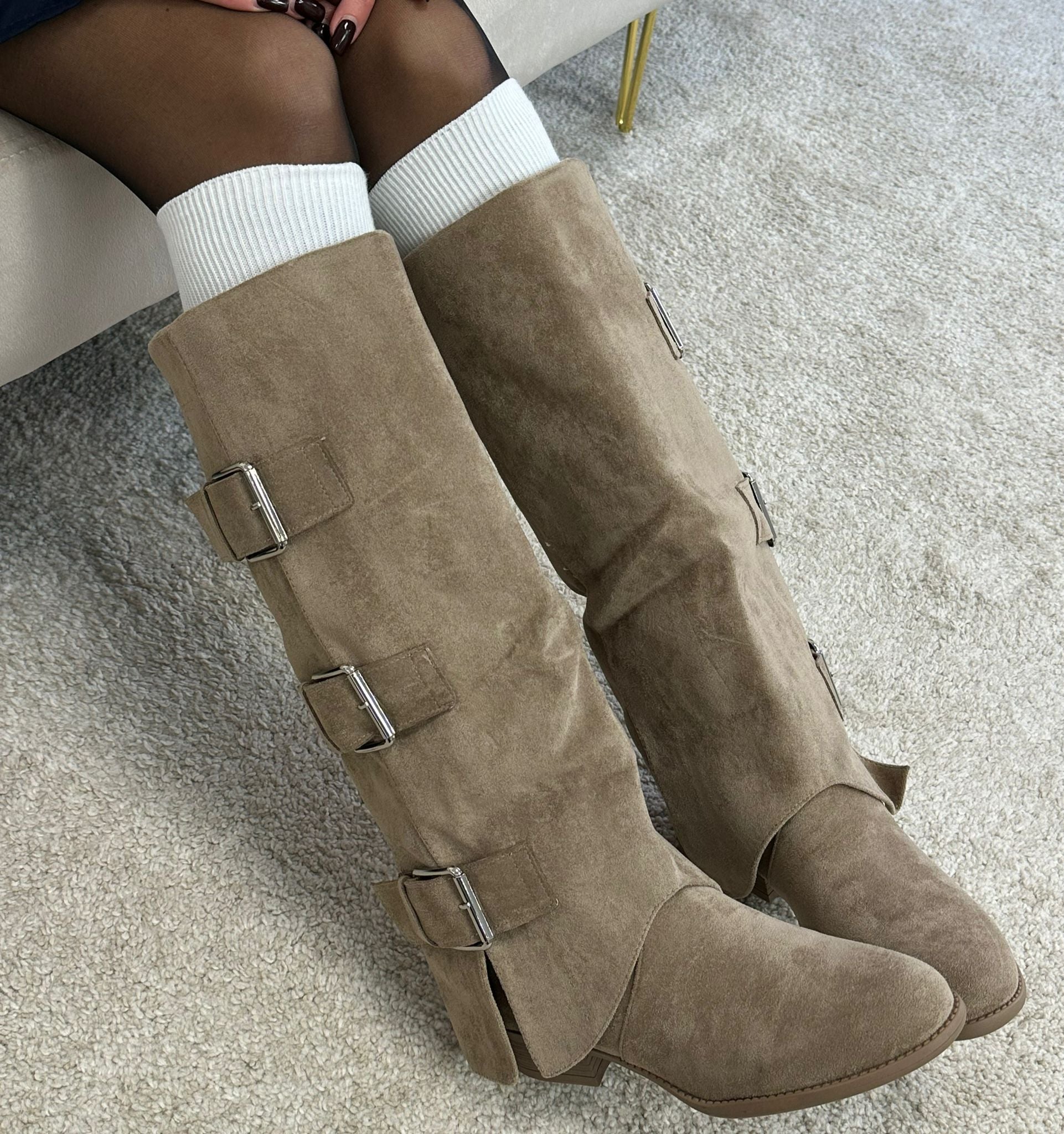 Stivale effetto camoscio tacco basso con fibbie - Khaki