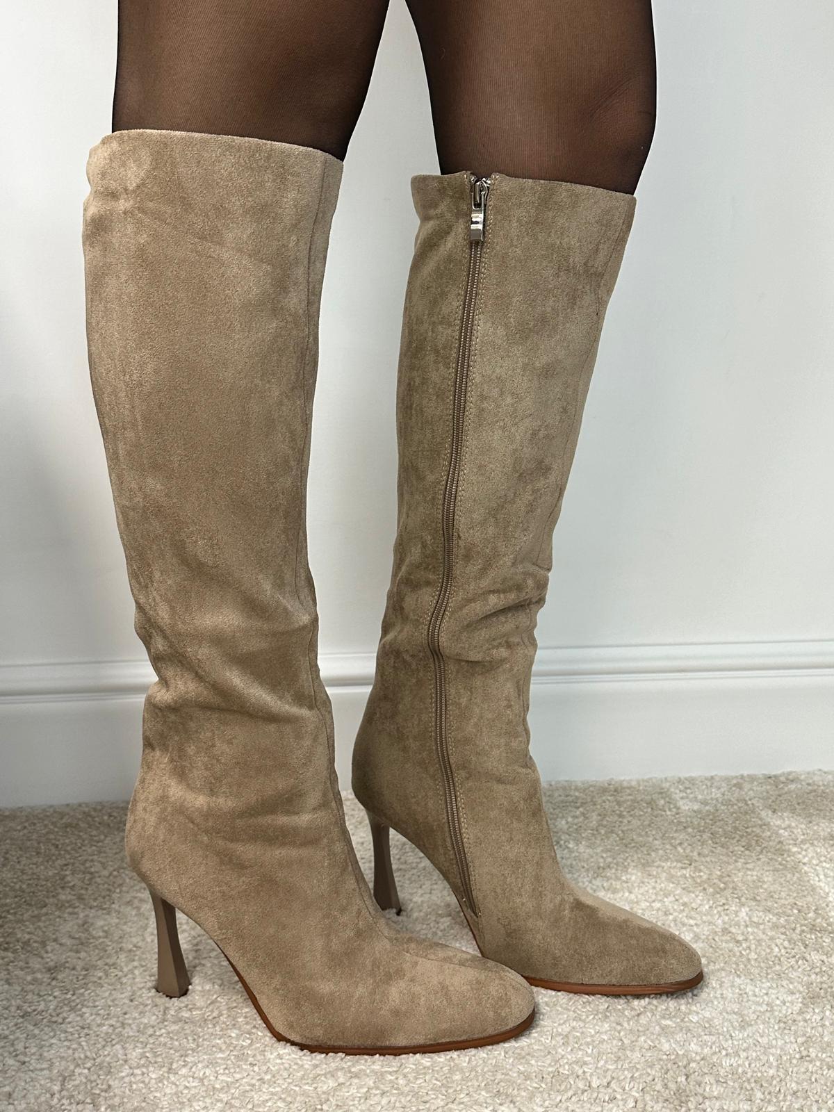Stiefel mit hohem Absatz in Wildlederoptik - Beige NUR 38 - 39