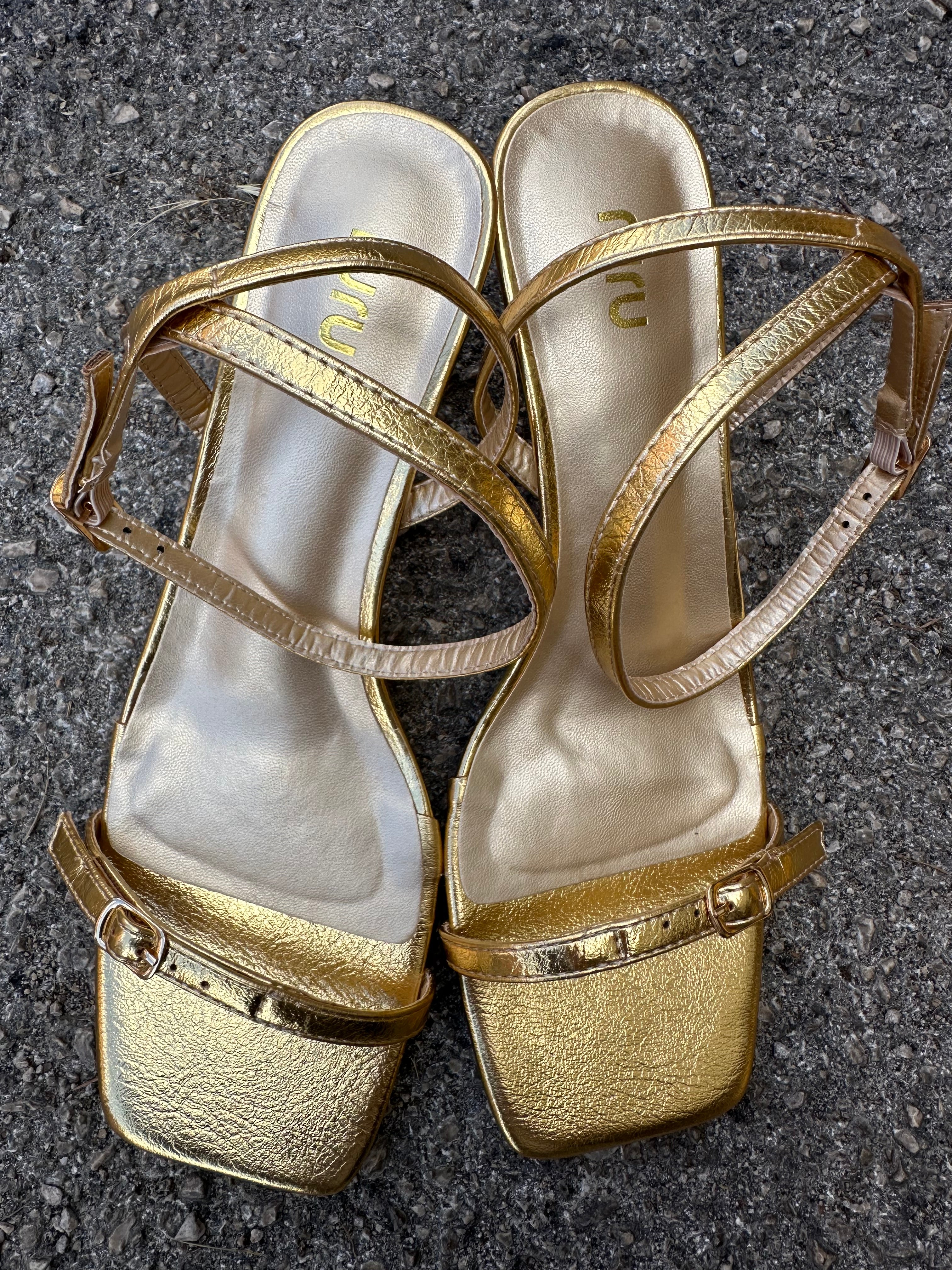 Sandale mit verstellbarem Riemen und Spitze - Gold