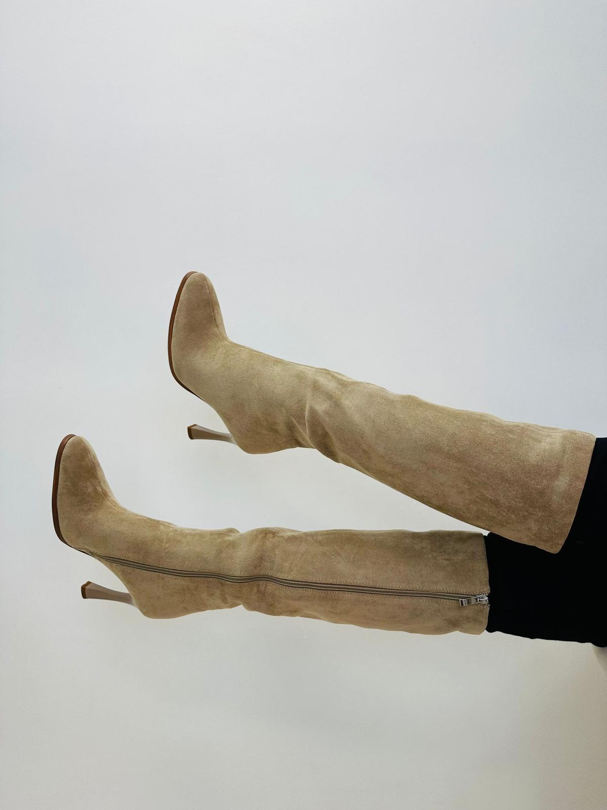 Stiefel mit hohem Absatz in Wildlederoptik - Beige NUR 38 - 39