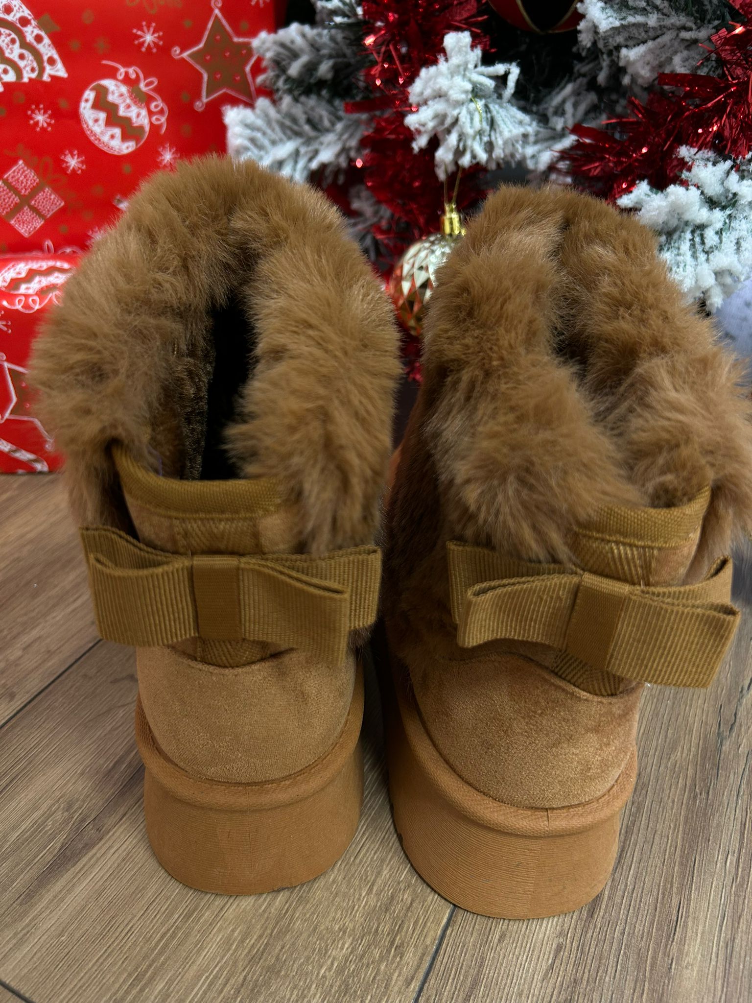Hausschuhe mit Kunstfell und Schleife – Kamel