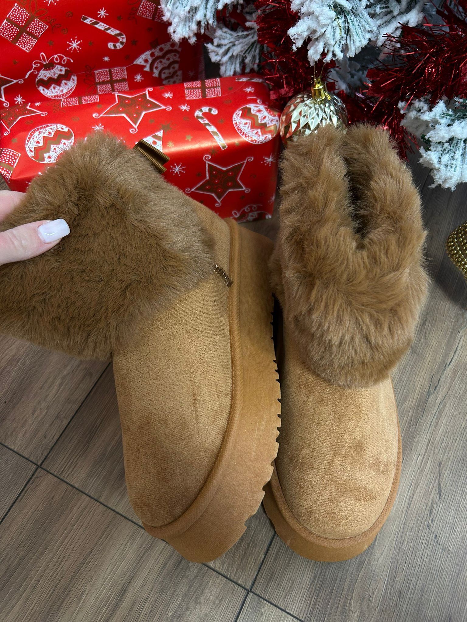 Hausschuhe mit Kunstfell und Schleife – Kamel