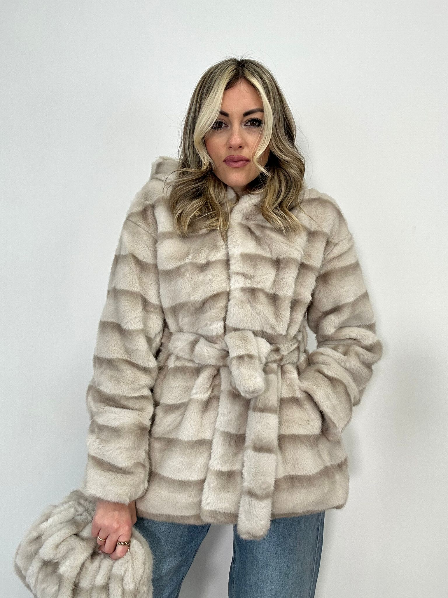 Cappotto in ecopelliccia PJ8215 - Beige