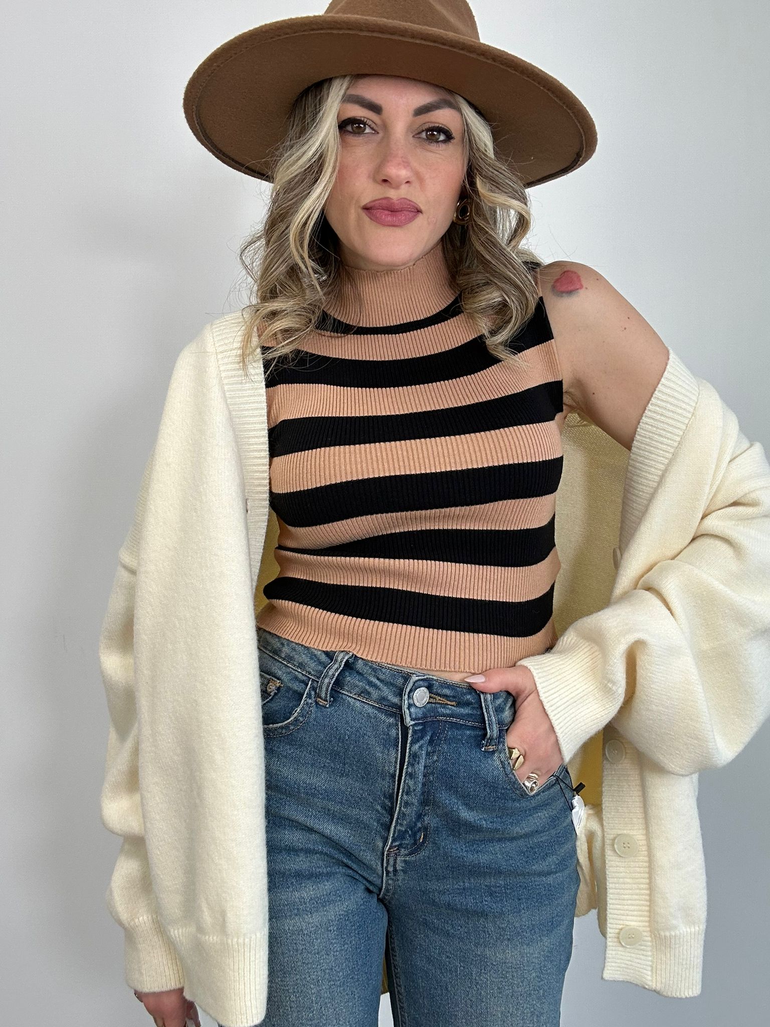 Elodie ärmelloser Pullover – Kamel und Schwarz