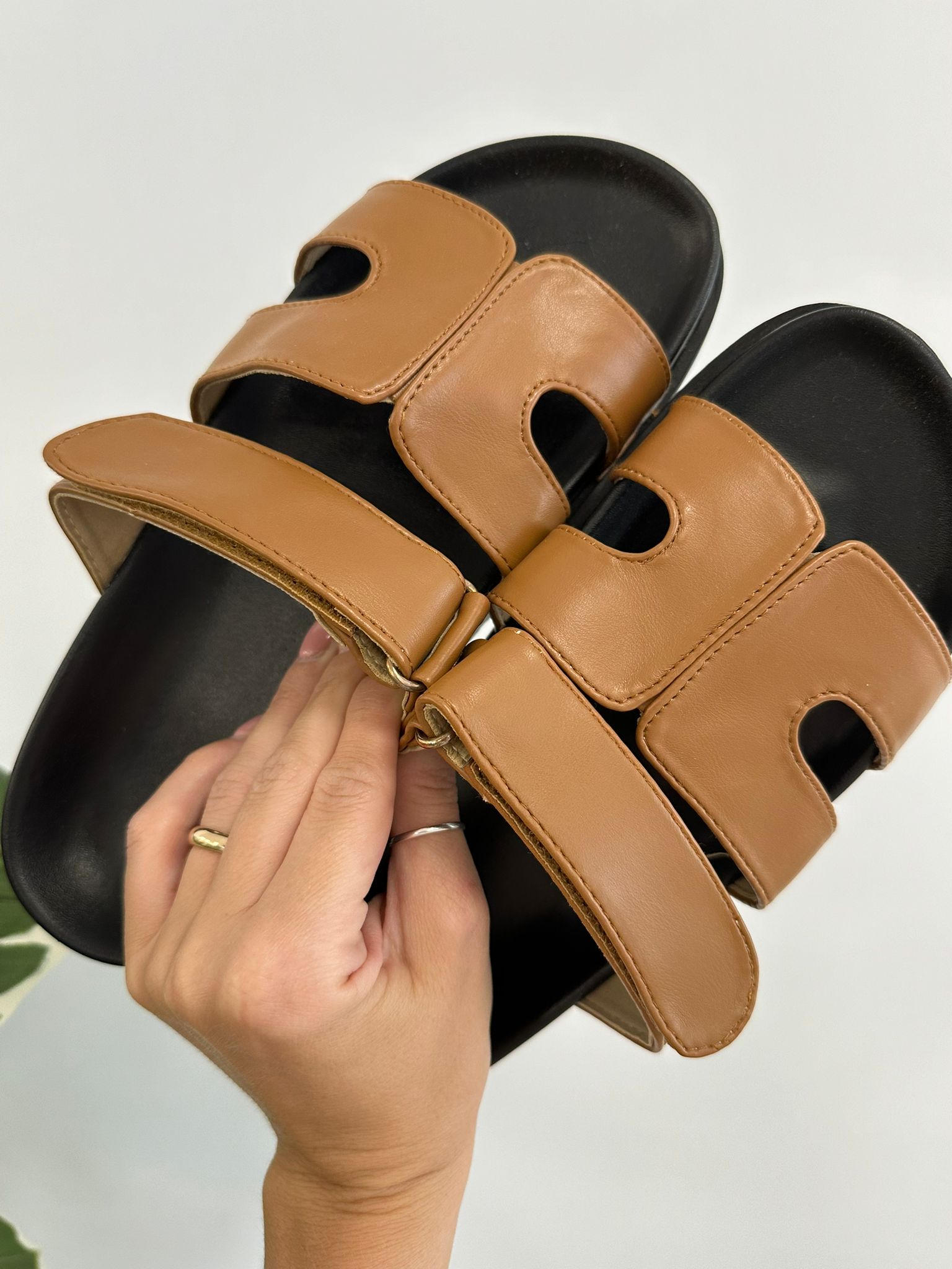 Babouche camel à bandes - Fond noir
