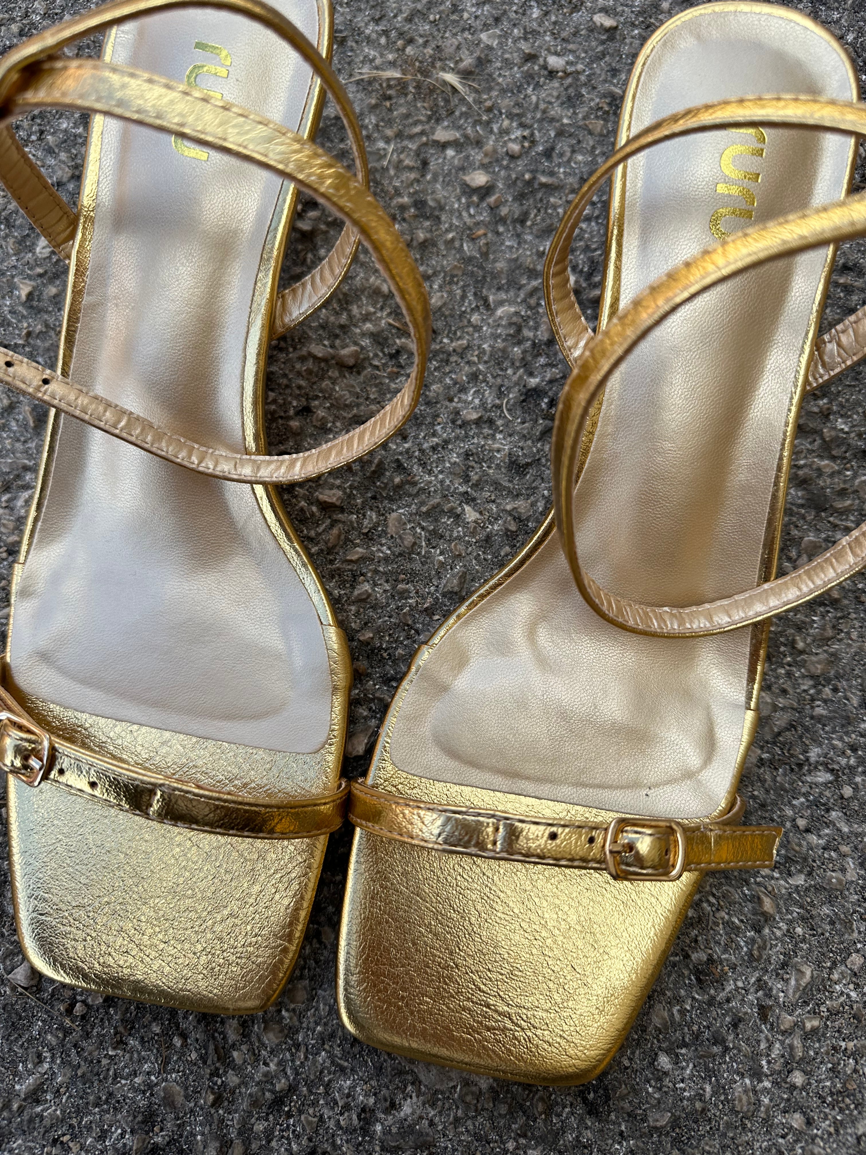 Sandale mit verstellbarem Riemen und Spitze - Gold