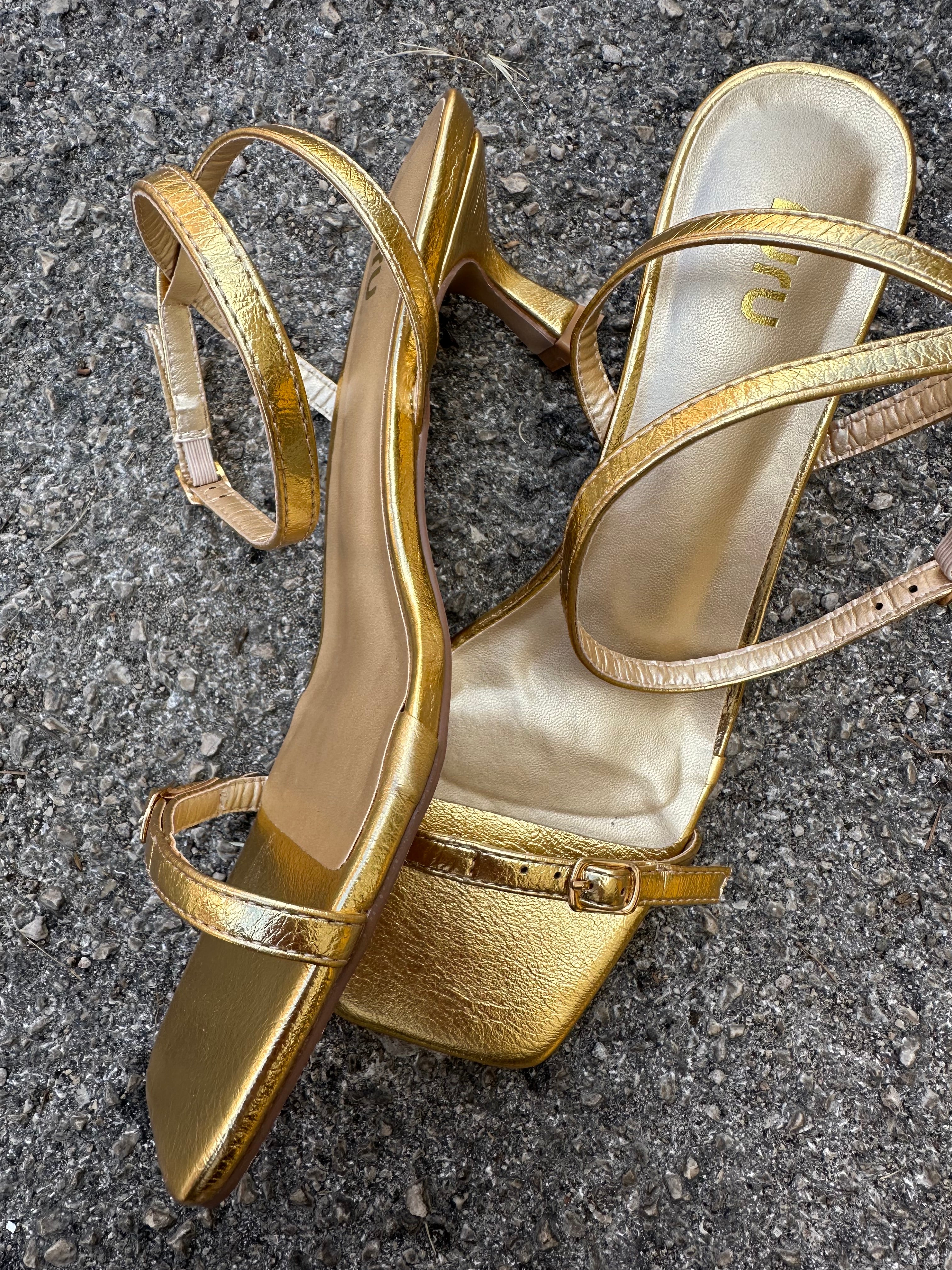 Sandale mit verstellbarem Riemen und Spitze - Gold