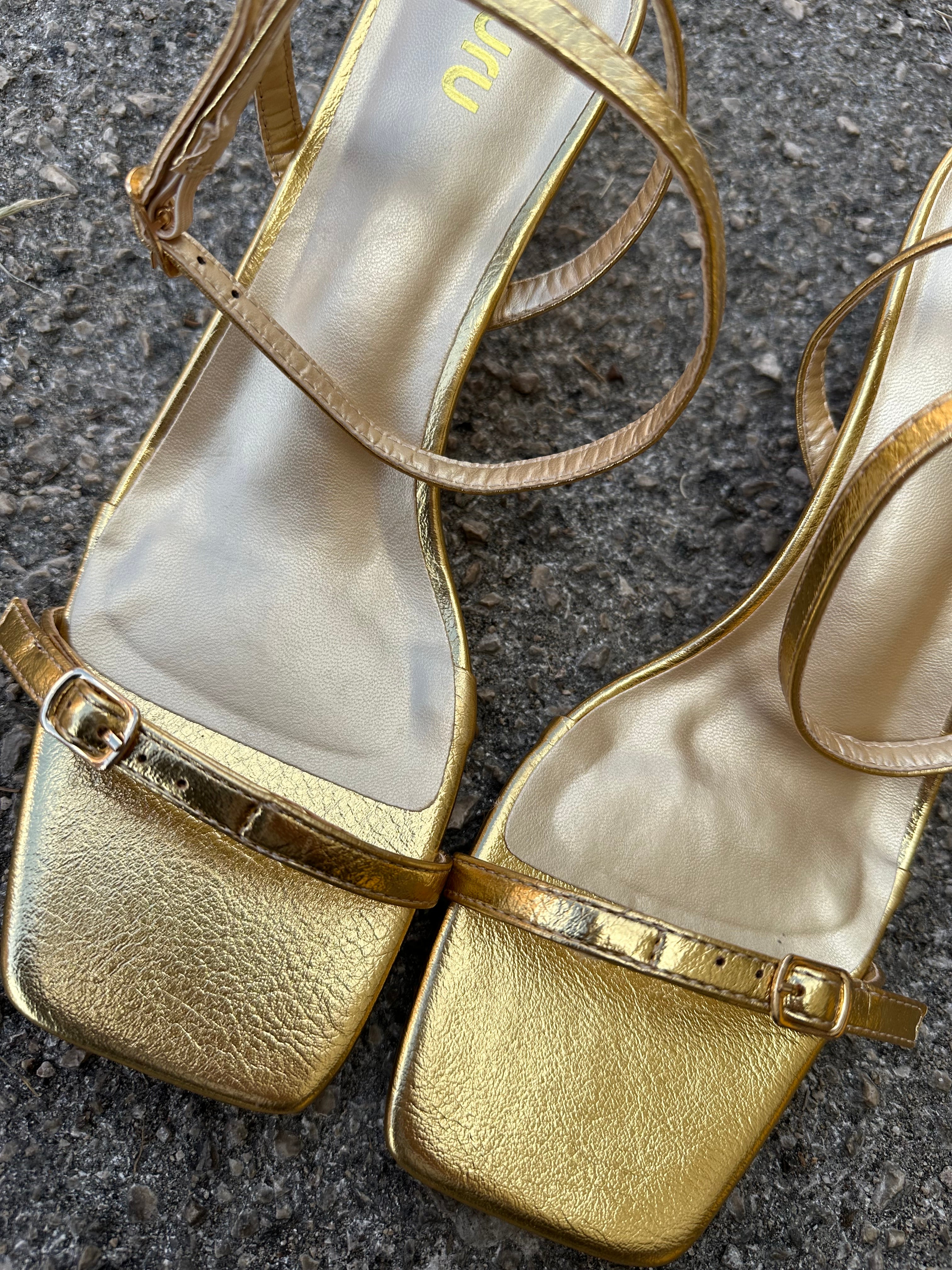 Sandale mit verstellbarem Riemen und Spitze - Gold