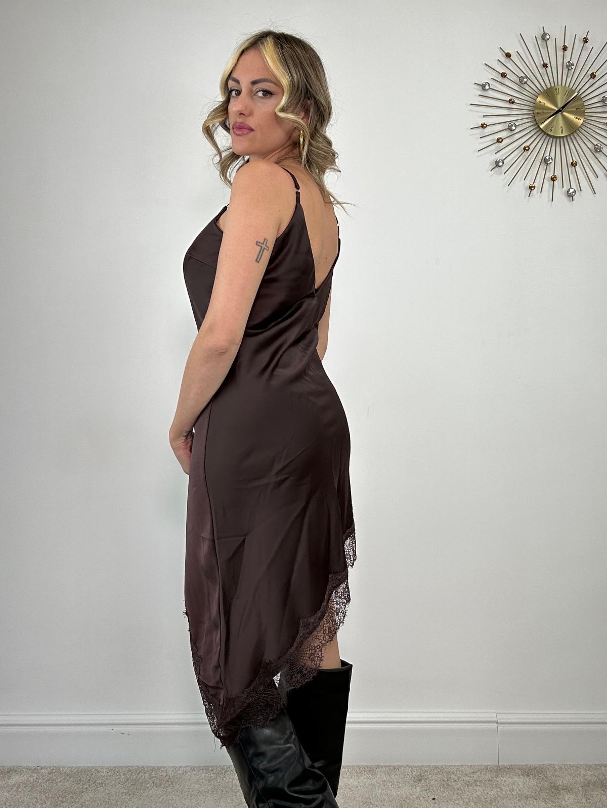 Abito con ricamo in pizzo 7938 - Marrone