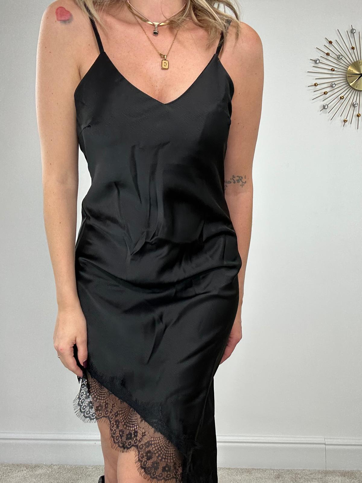Abito con ricamo in pizzo 7938 - Nero
