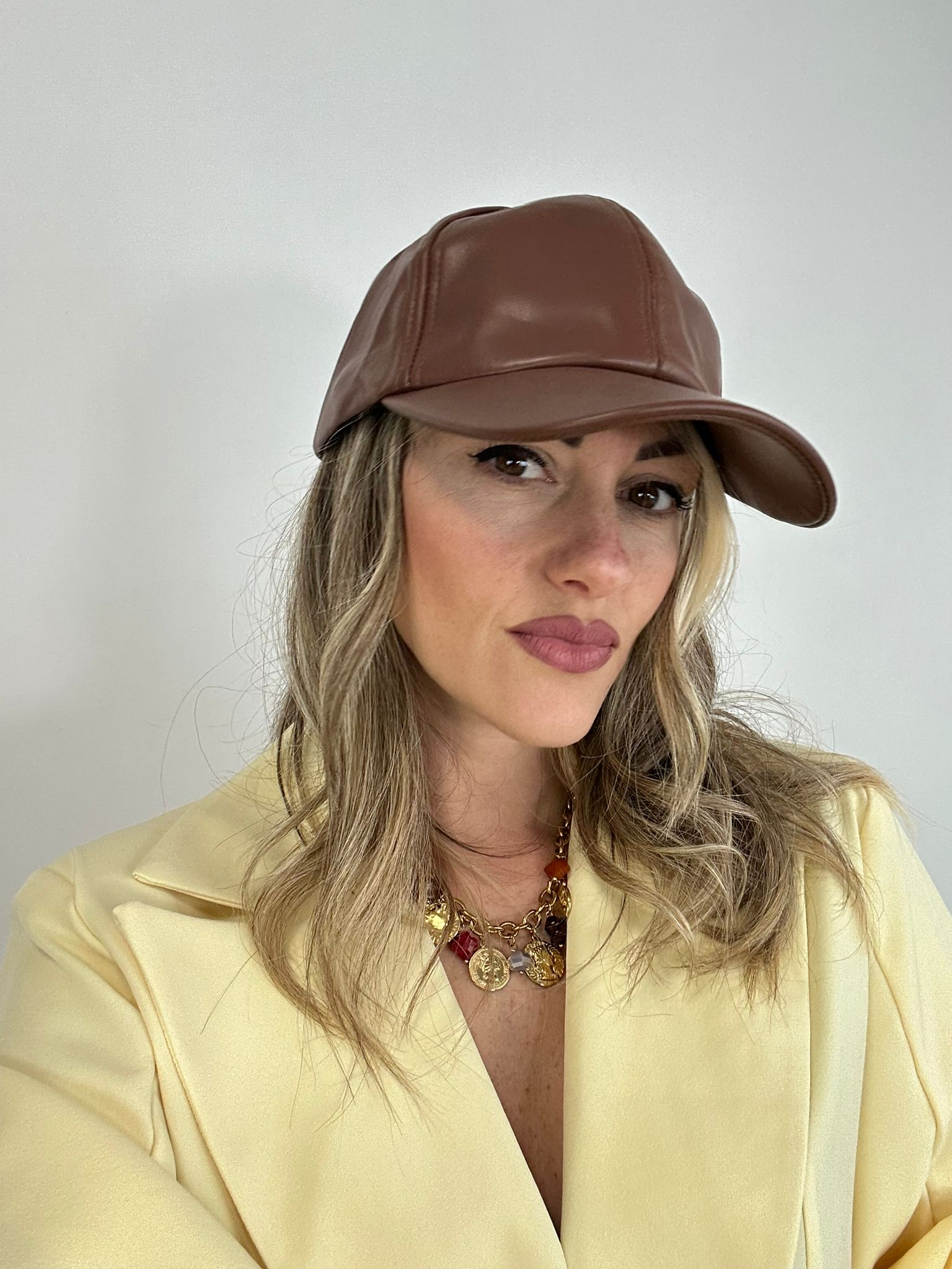 Berretto con visiera in ecopelle - Marrone