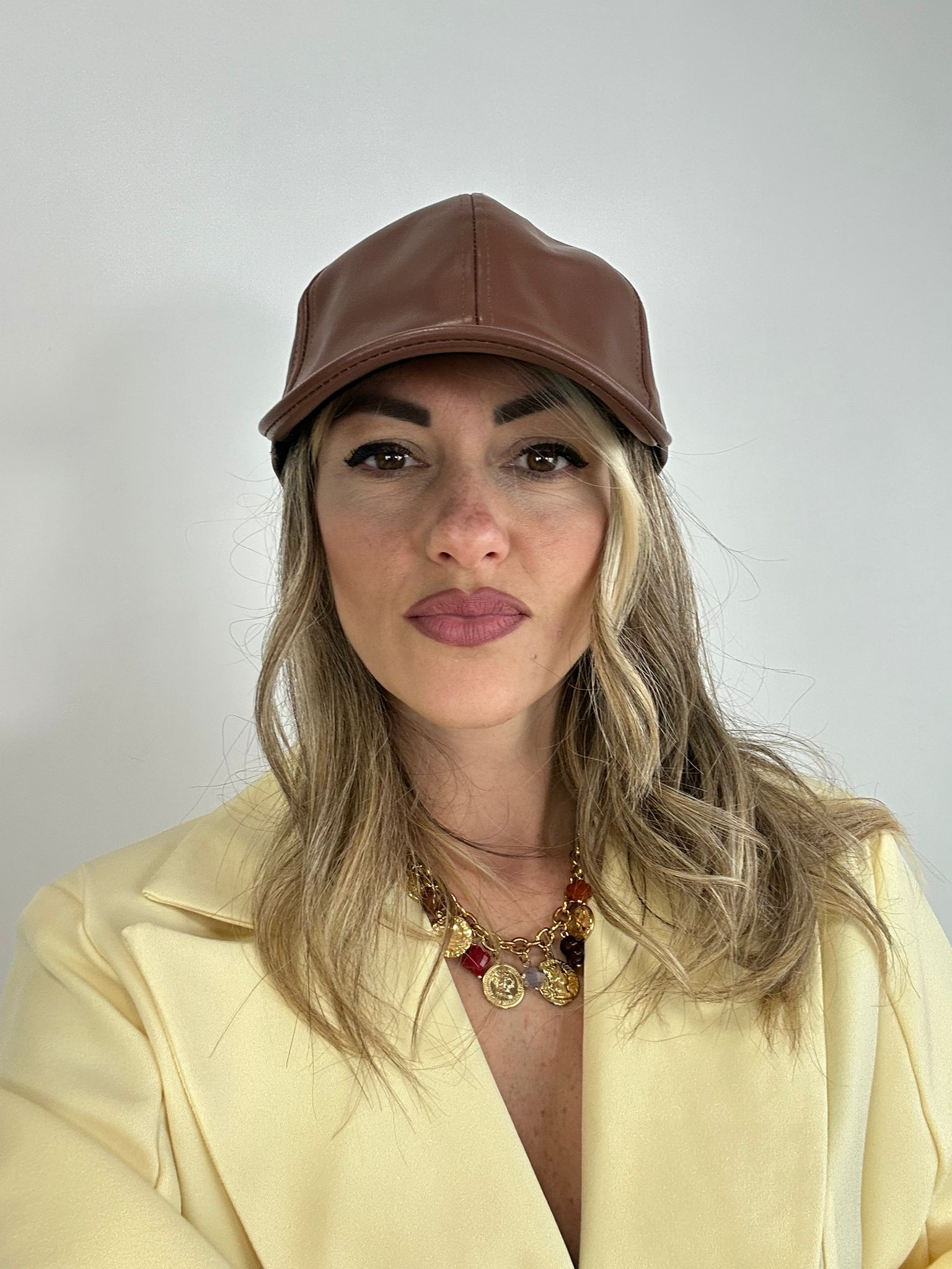 Berretto con visiera in ecopelle - Marrone