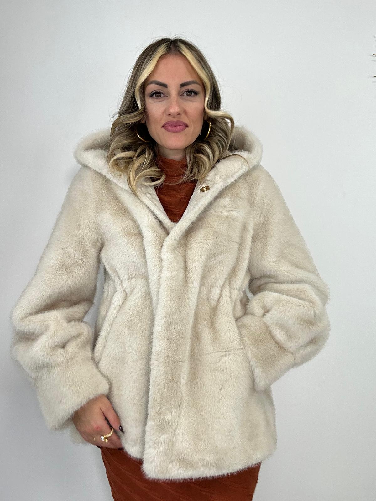 Cappotto in Eco pelliccia PJ8017 - Beige