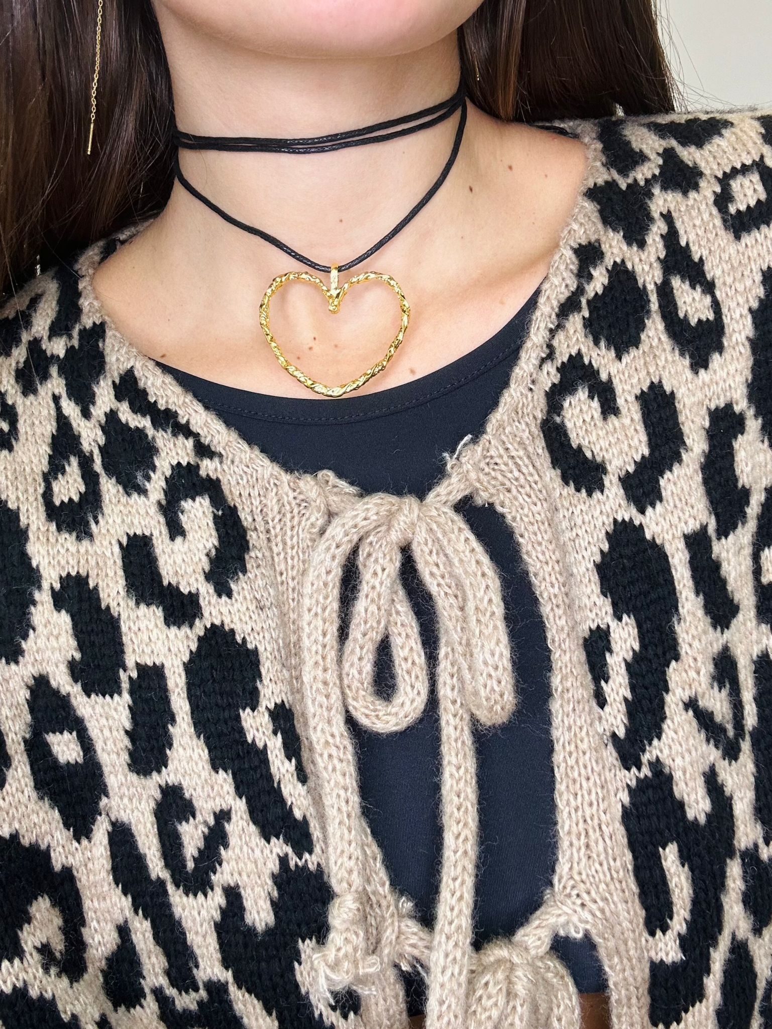 Collana con laccetto nero e cuore dorato - AC118