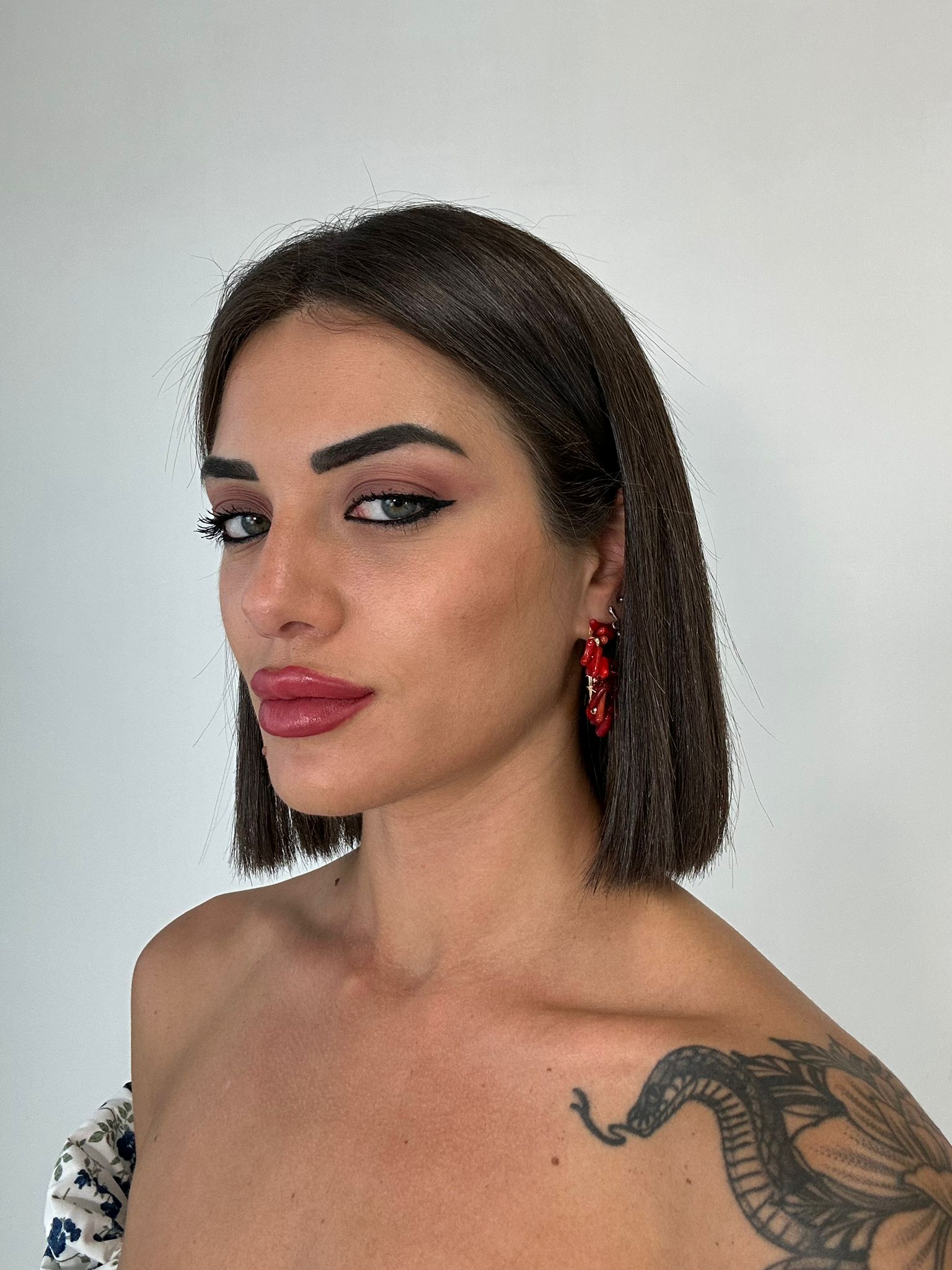 Orecchini a cerchio con pietre rosse