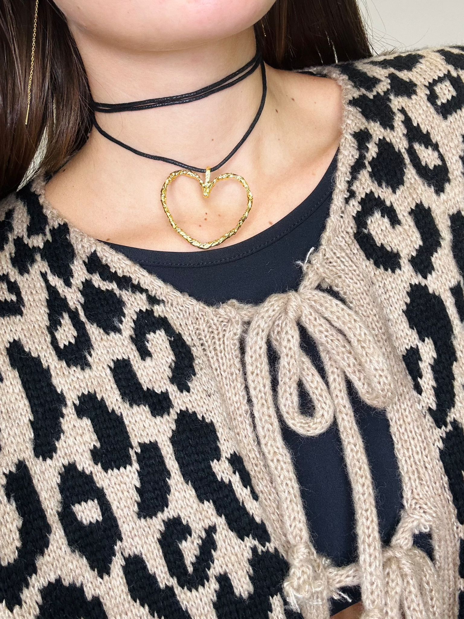 Collana con laccetto nero e cuore dorato - AC118