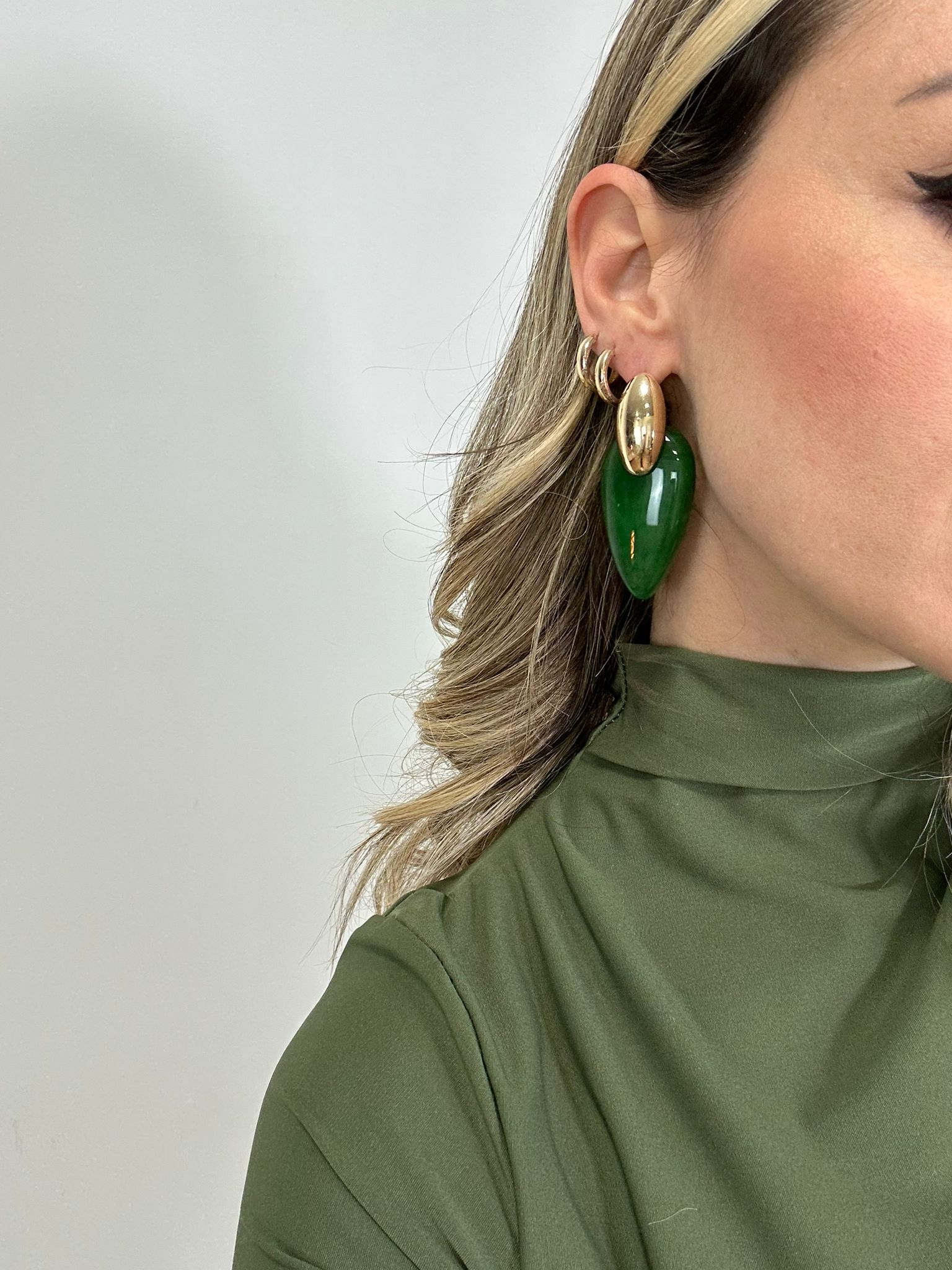 Orecchini con pietra verde