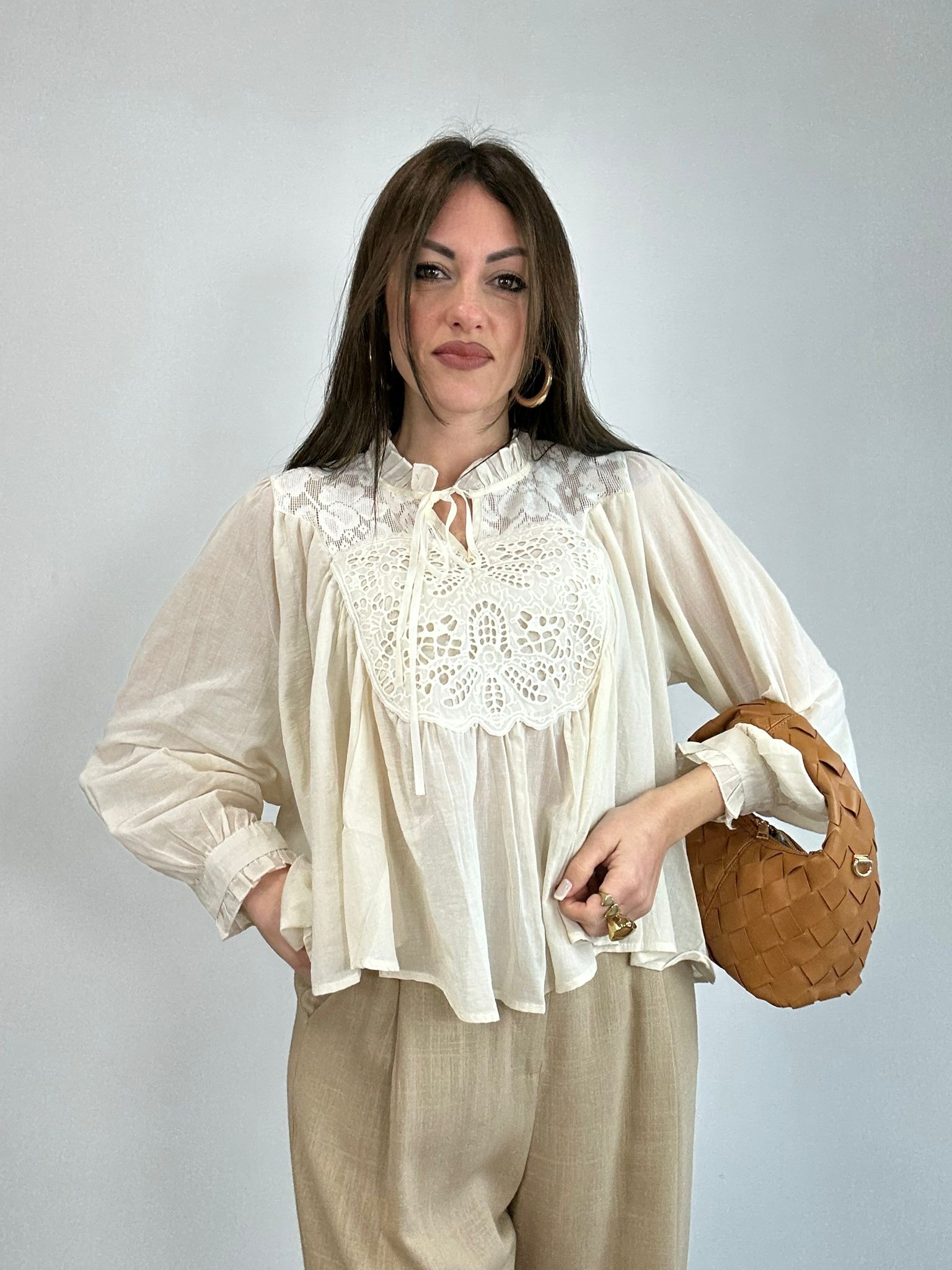 Camicetta H4339 con ricami - Beige