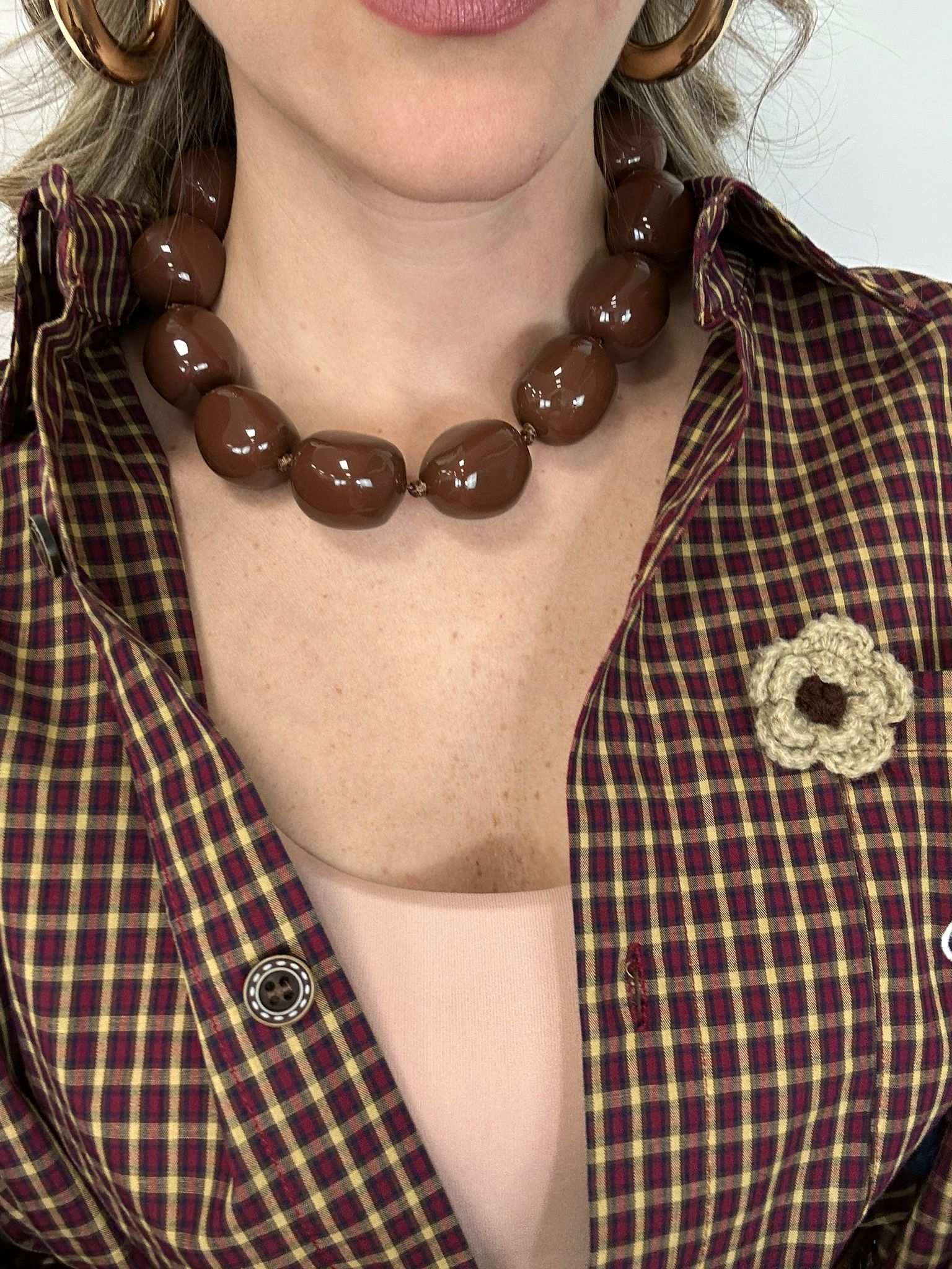 Collana con pietre marroni