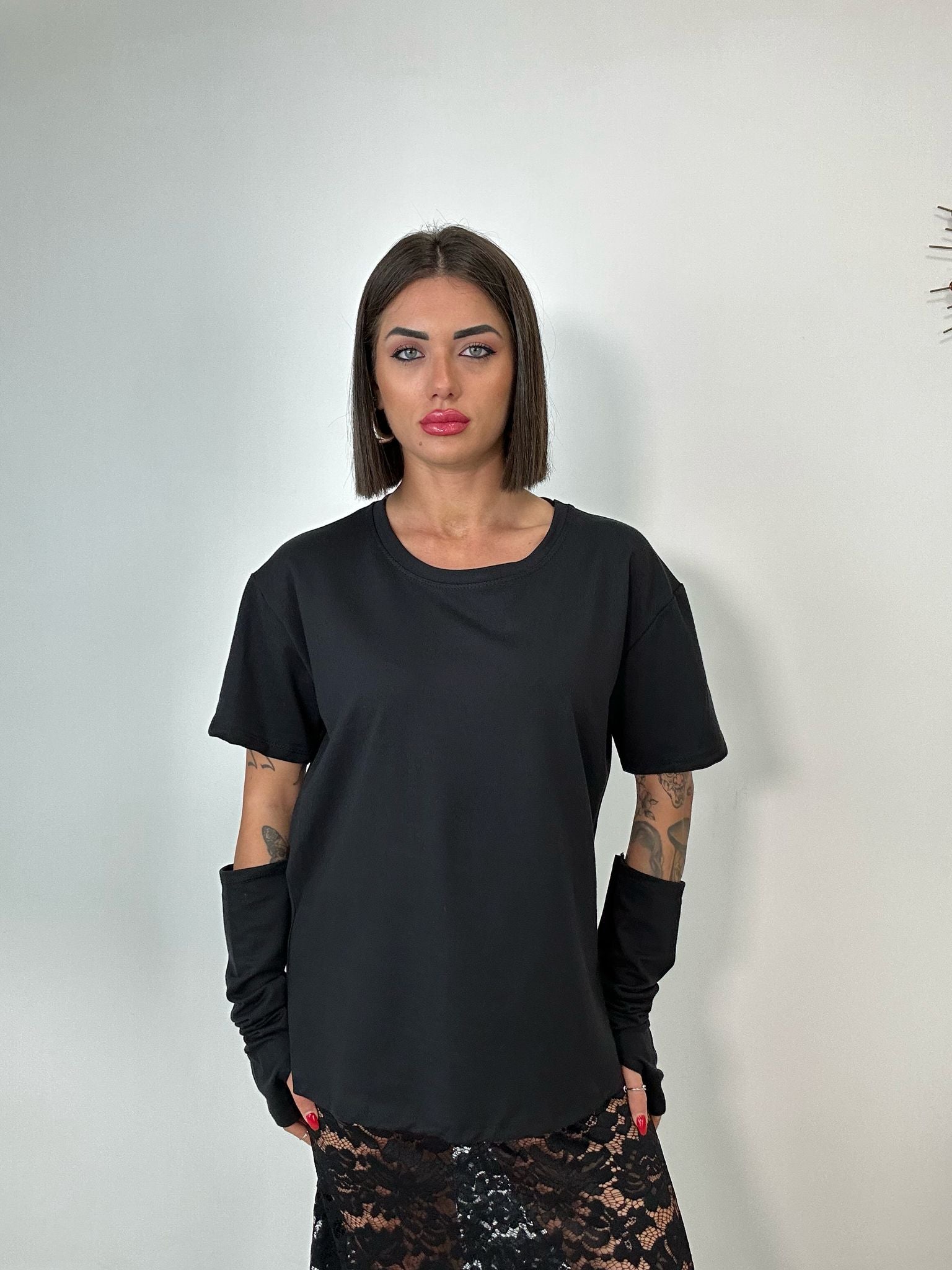 T-Shirt con Manicotti - Nero